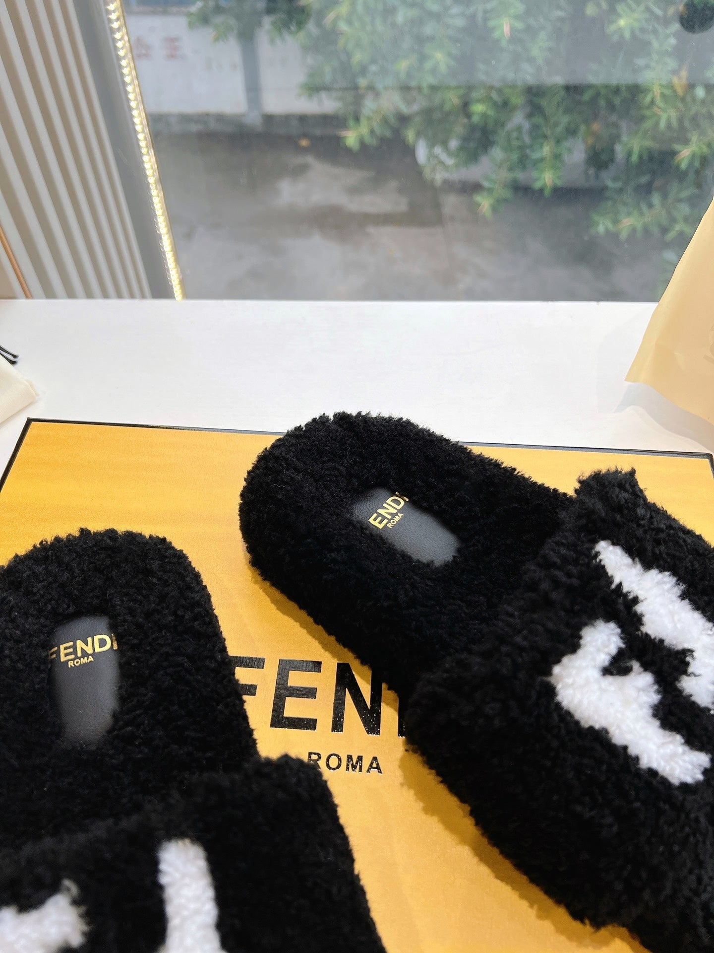FLAT SLIDE IN BLACK FLEECE WITH WHITE LOGO - 35