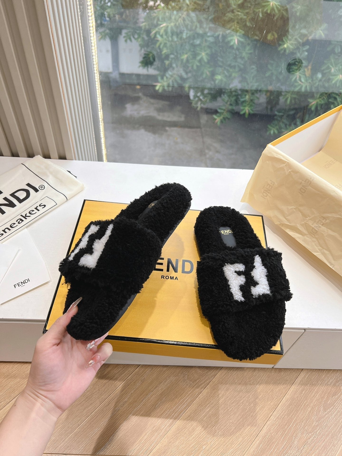 FLAT SLIDE IN BLACK FLEECE WITH WHITE LOGO - 35