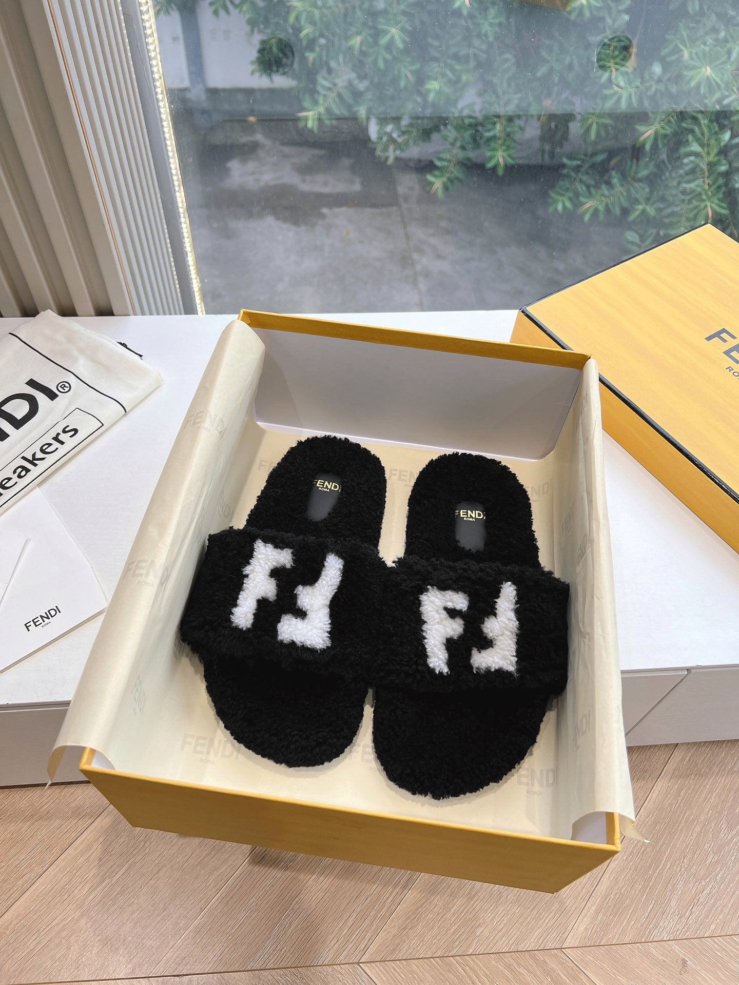 FLAT SLIDE IN BLACK FLEECE WITH WHITE LOGO - 35