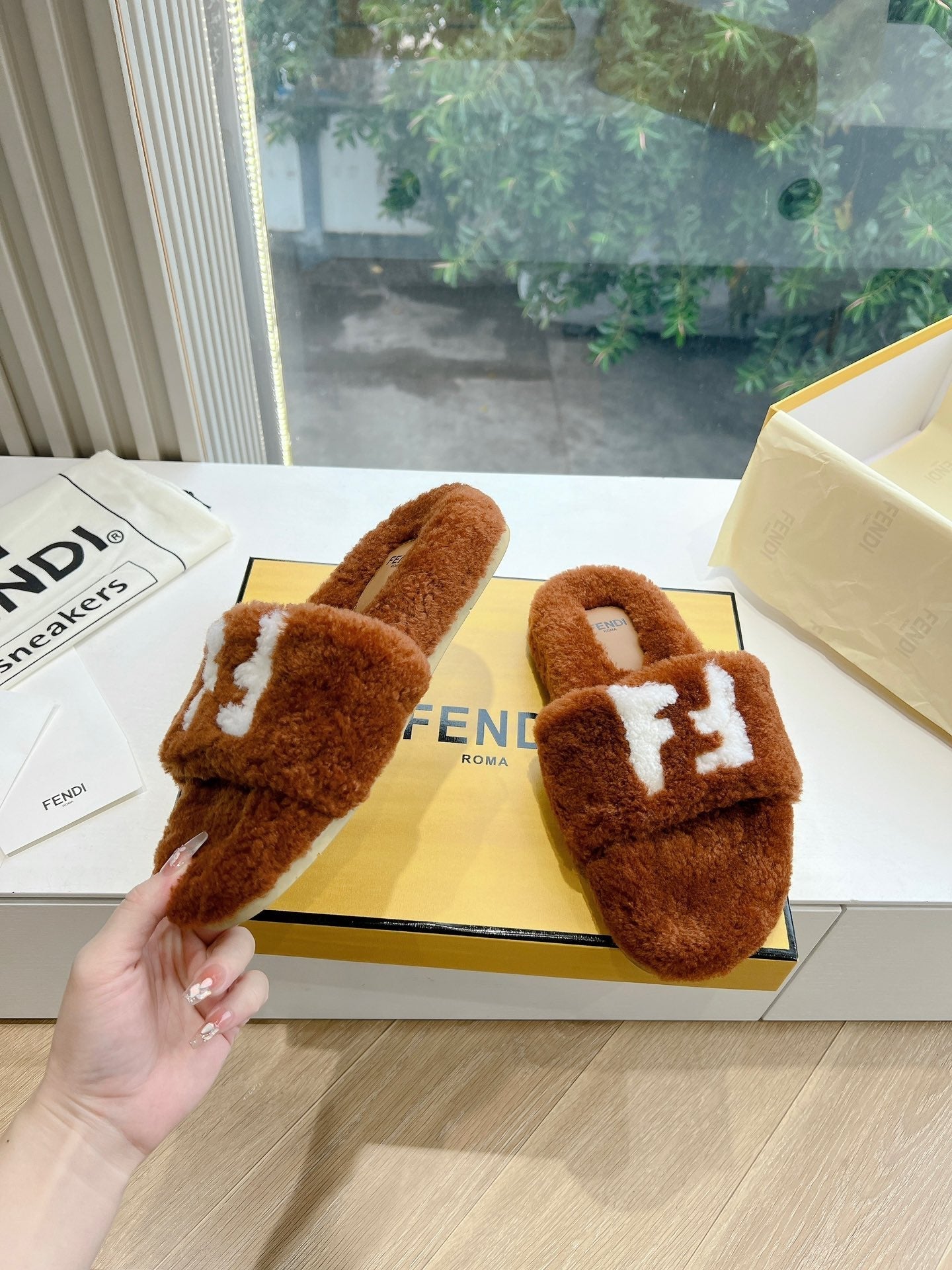 FLAT SLIDE IN GINGERBREAD BROWN FLEECE WITH WHITE LOGO - 35