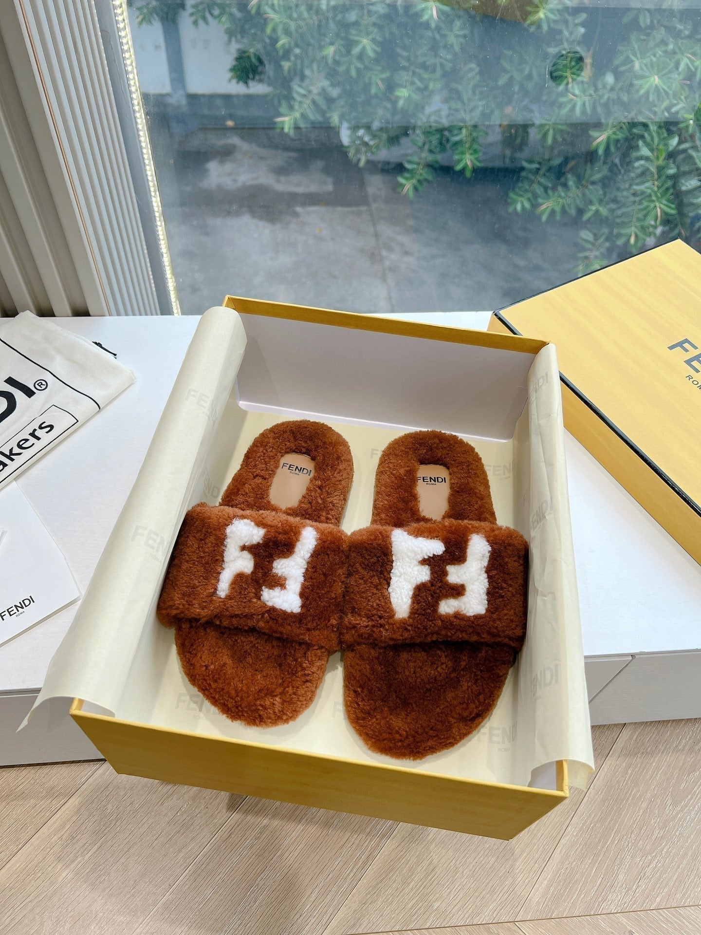 FLAT SLIDE IN GINGERBREAD BROWN FLEECE WITH WHITE LOGO - 35