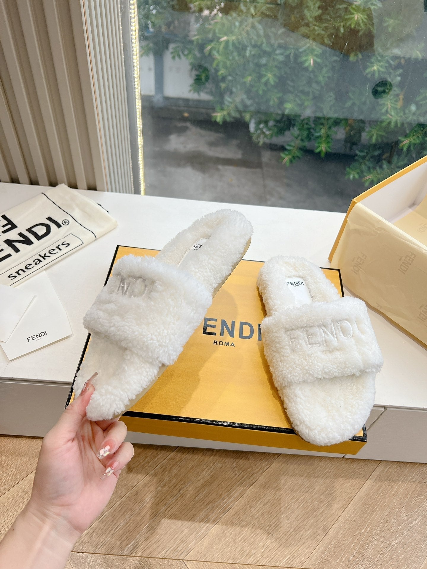 FLAT SLIDE IN WHITE FLEECE - 35