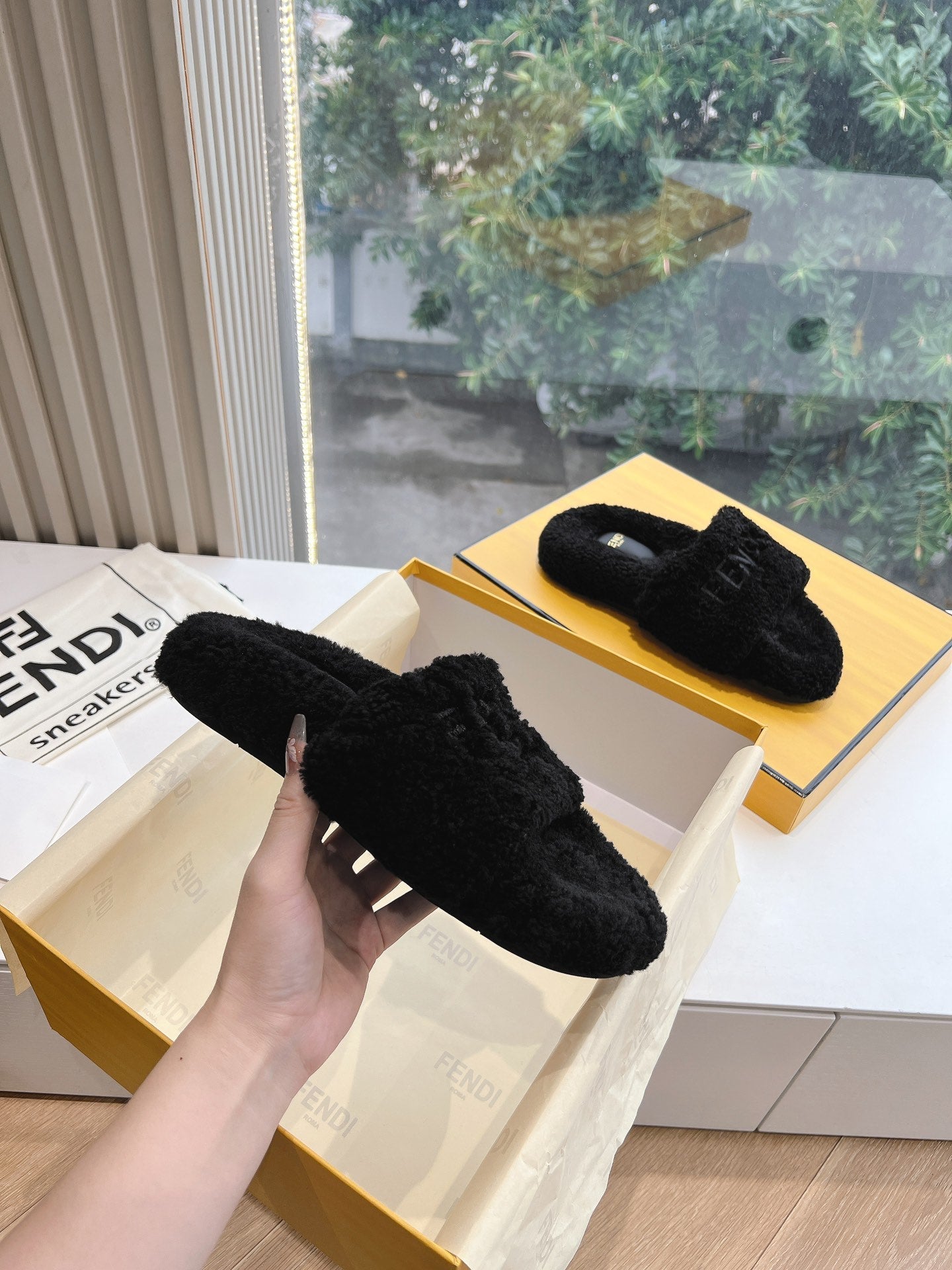 FLAT SLIDE IN BLACK FLEECE - 35