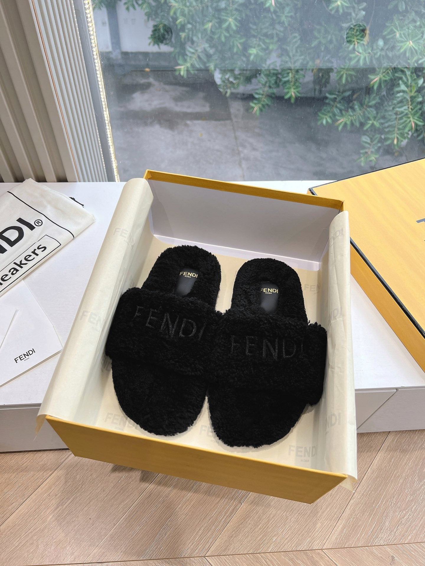 FLAT SLIDE IN BLACK FLEECE - 35