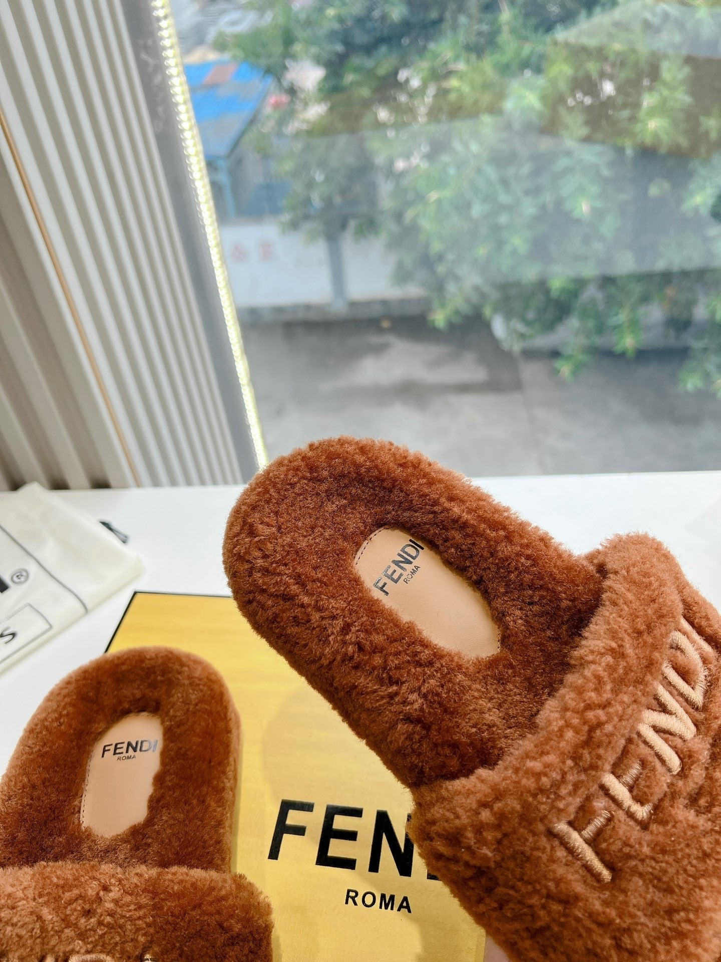FLAT SLIDE IN GINGERBREAD BROWN FLEECE - 35