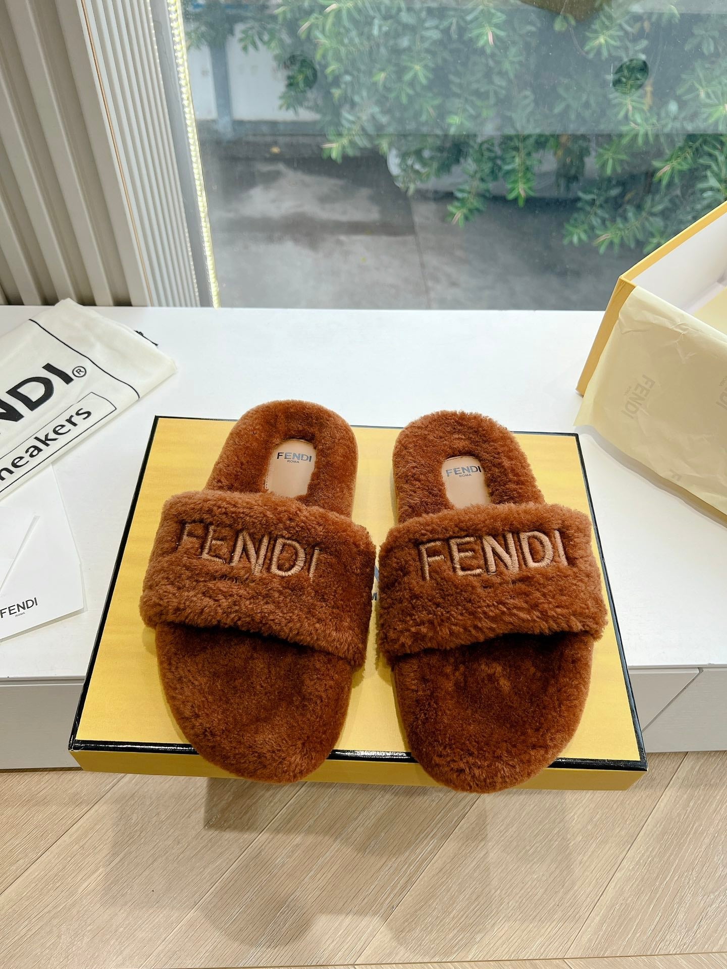 FLAT SLIDE IN GINGERBREAD BROWN FLEECE - 35