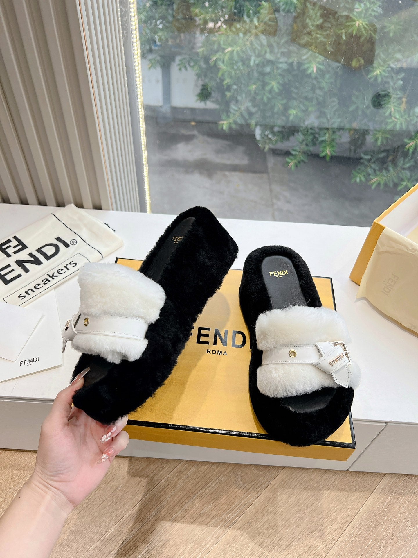THICK-SOLDED SLIPPER IN WHITE MIX BLACK LAMB FUR - 35