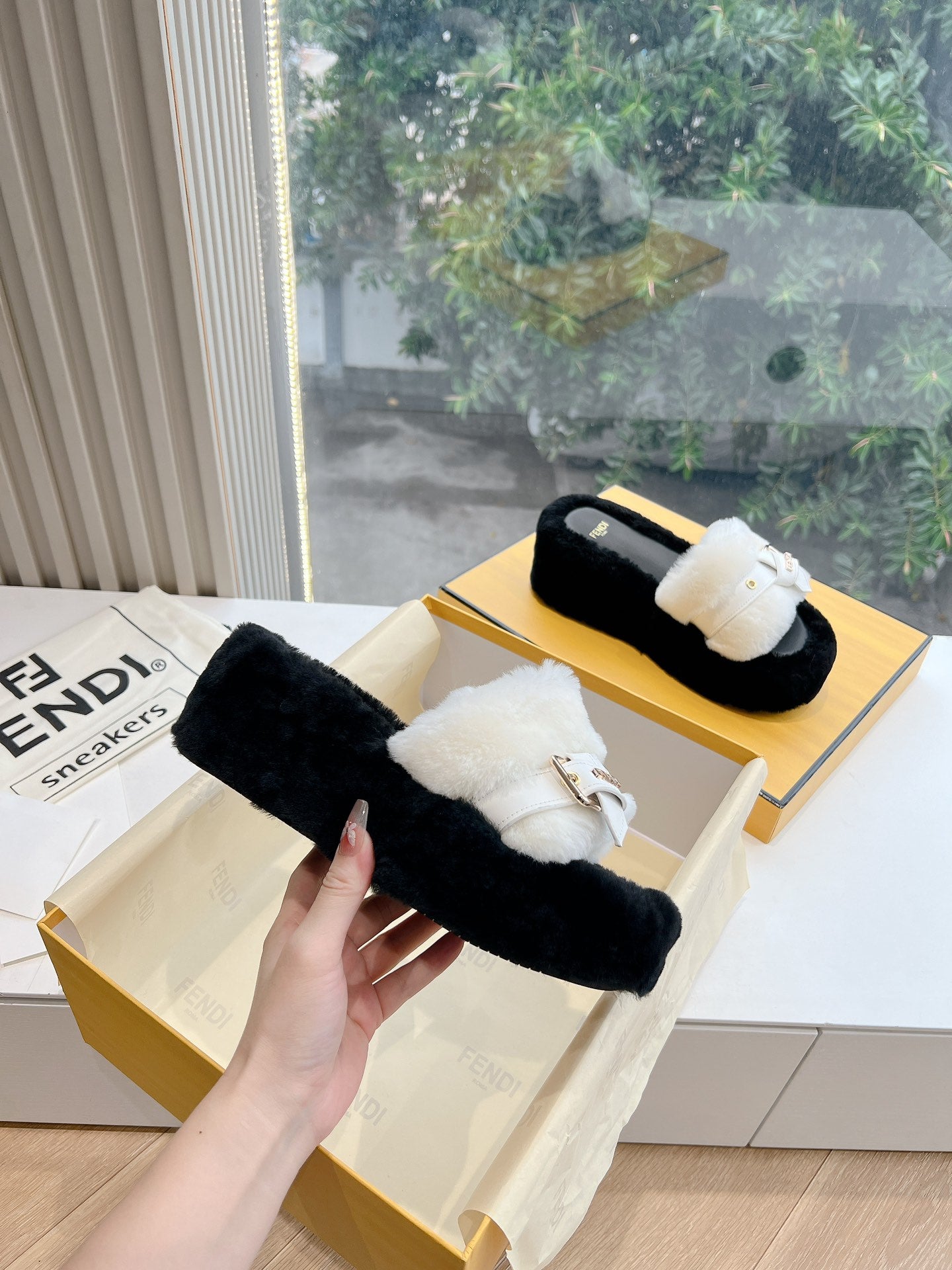 THICK-SOLDED SLIPPER IN WHITE MIX BLACK LAMB FUR - 35