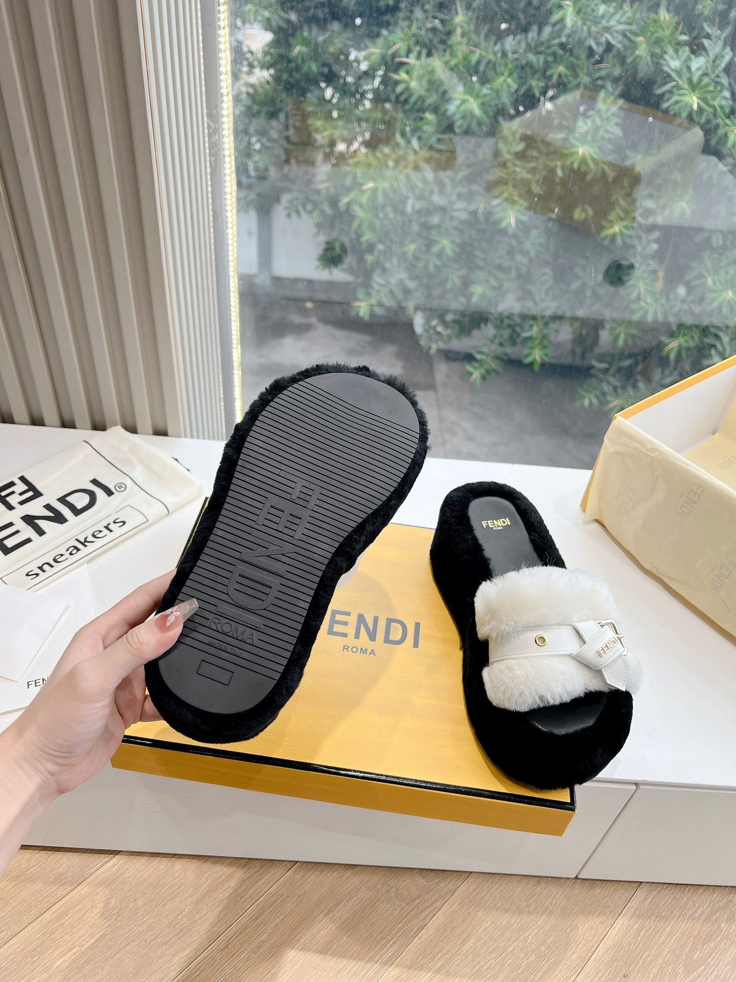 THICK-SOLDED SLIPPER IN WHITE MIX BLACK LAMB FUR - 35