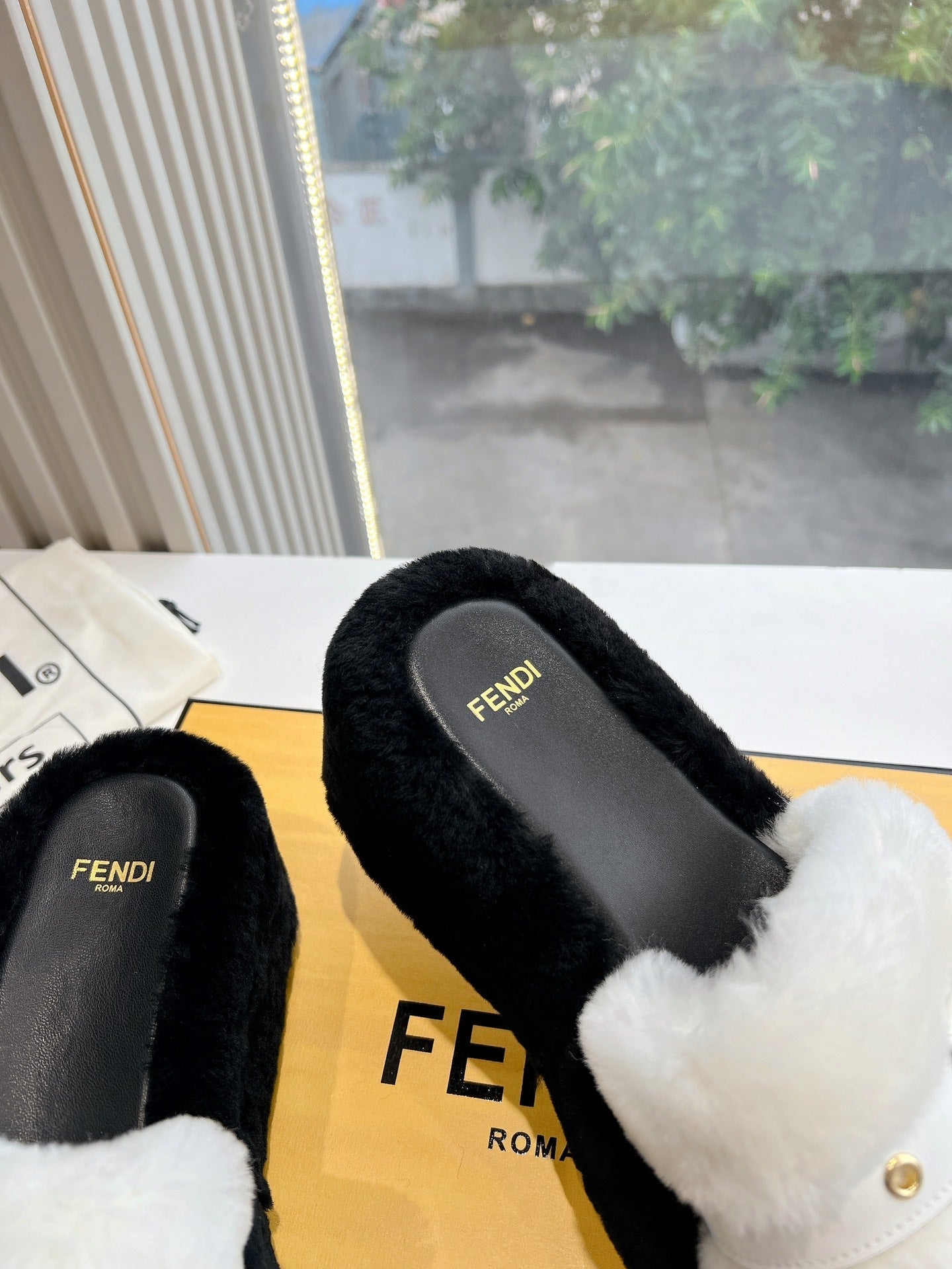 THICK-SOLDED SLIPPER IN WHITE MIX BLACK LAMB FUR - 35