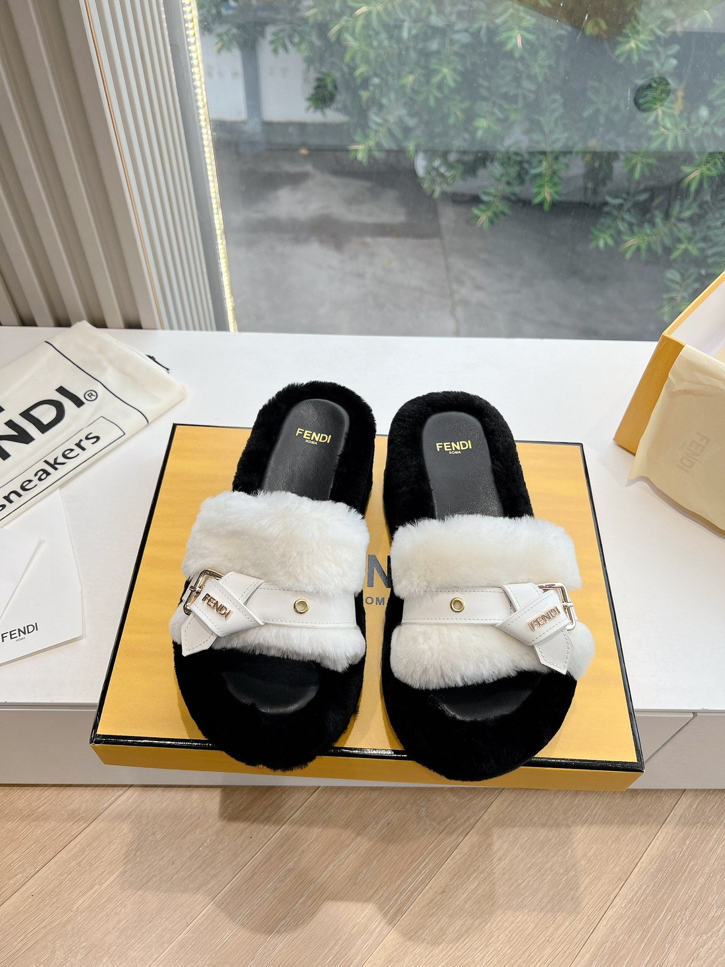 THICK-SOLDED SLIPPER IN WHITE MIX BLACK LAMB FUR - 35