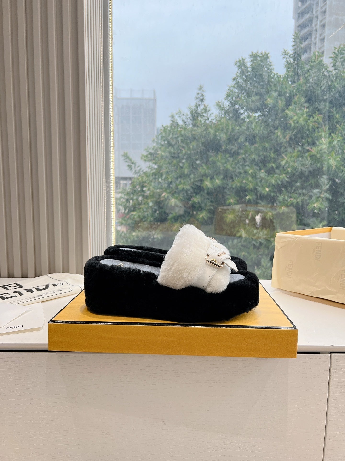 THICK-SOLDED SLIPPER IN WHITE MIX BLACK LAMB FUR - 35