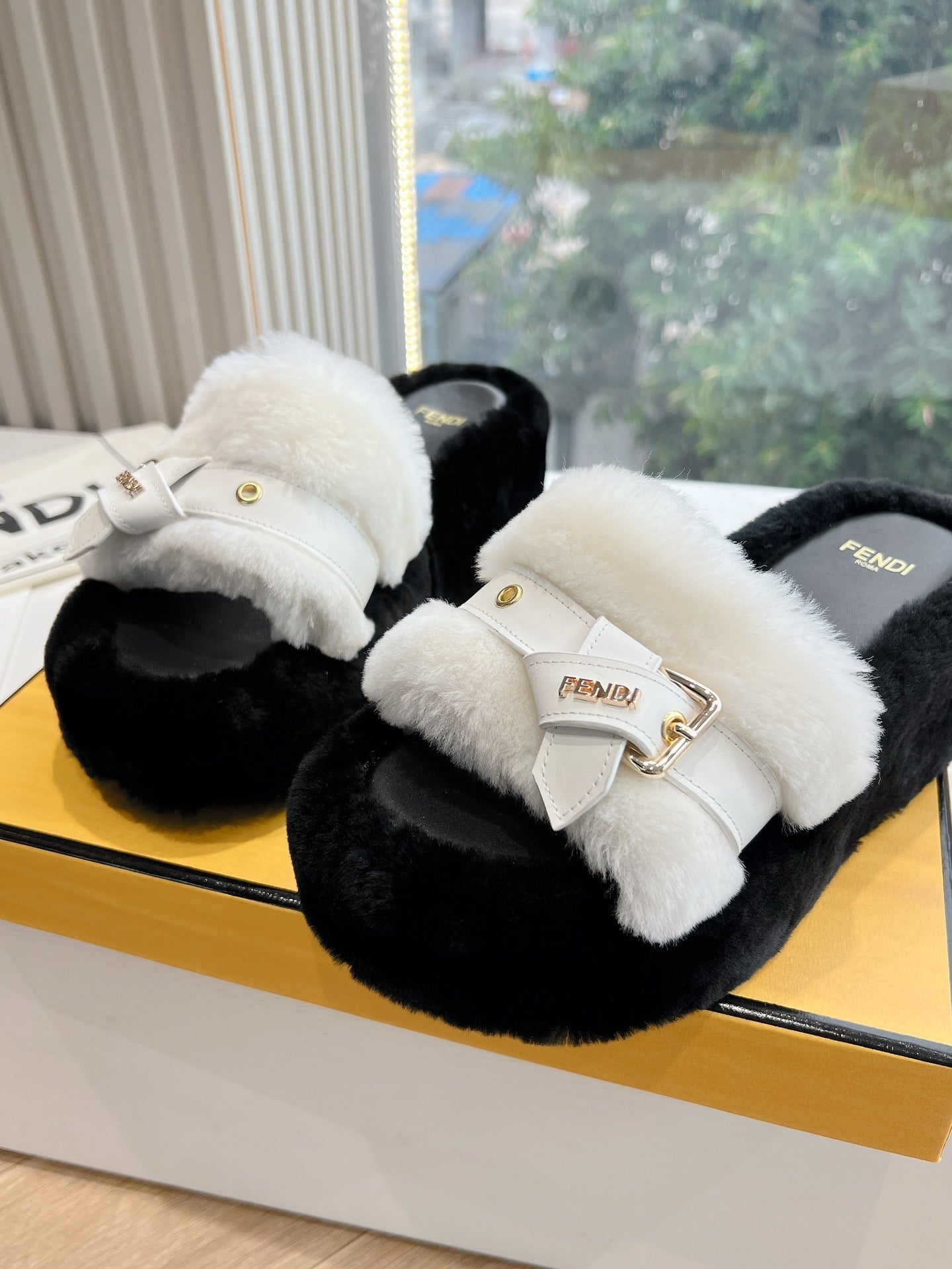 THICK-SOLDED SLIPPER IN WHITE MIX BLACK LAMB FUR - 35