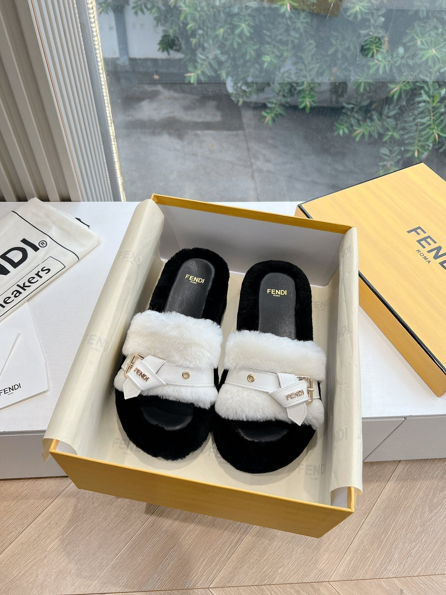 THICK-SOLDED SLIPPER IN WHITE MIX BLACK LAMB FUR - 35