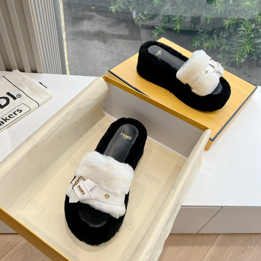 THICK-SOLDED SLIPPER IN WHITE MIX BLACK LAMB FUR - 35