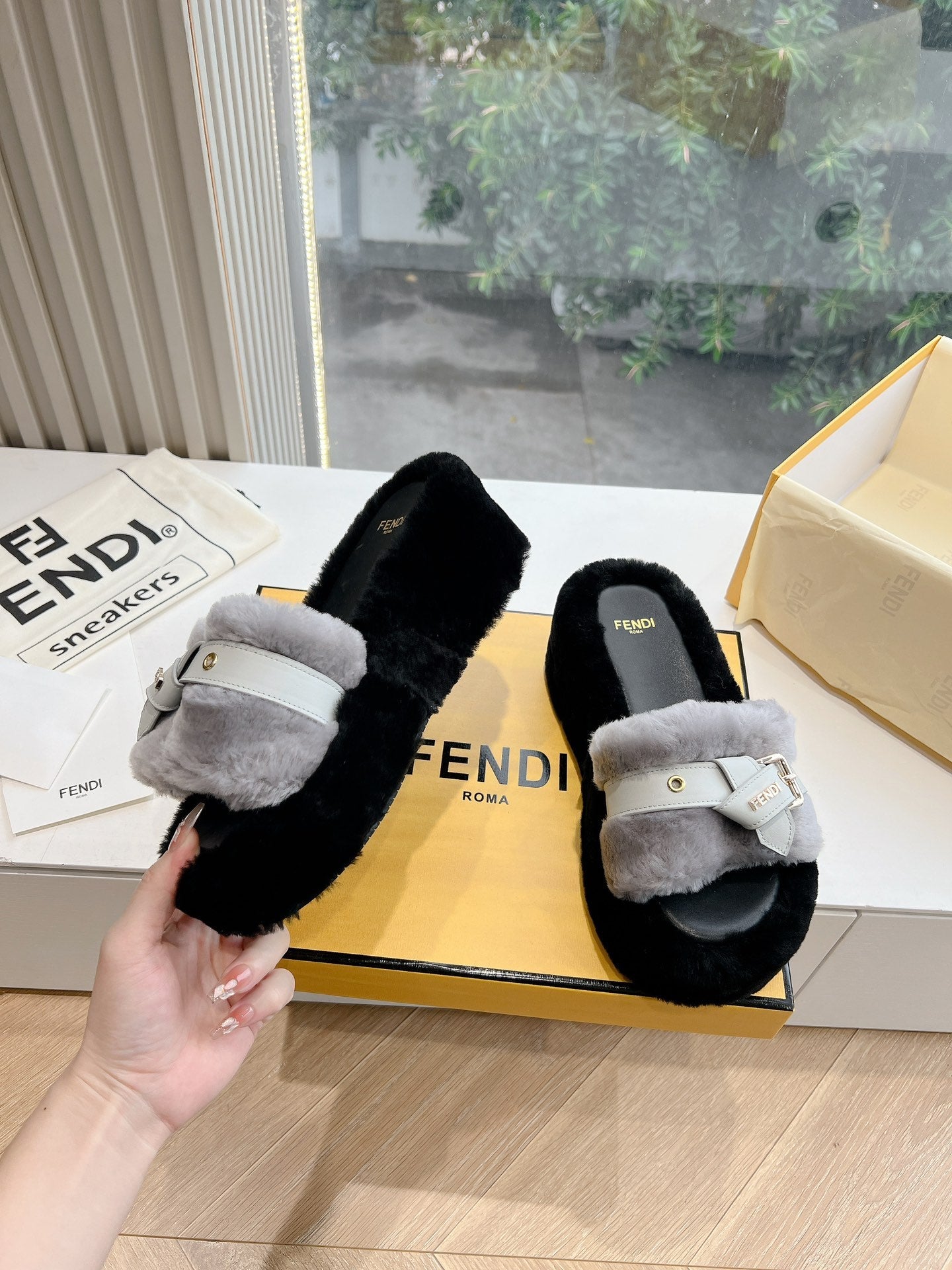 THICK-SOLDED SLIPPER IN PALE GRAY MIX BLACK LAMB FUR - 35