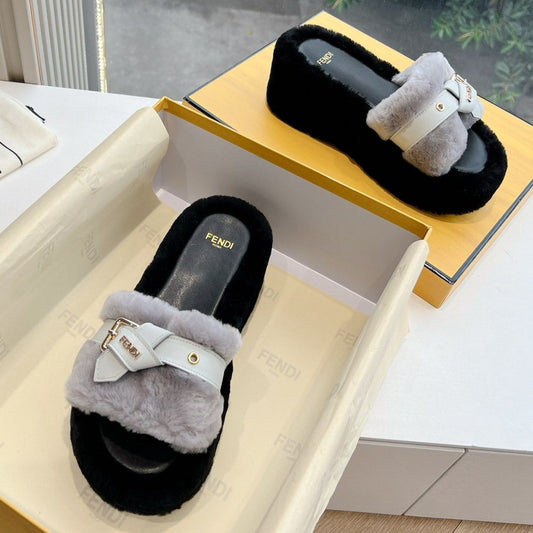 THICK-SOLDED SLIPPER IN PALE GRAY MIX BLACK LAMB FUR - 35