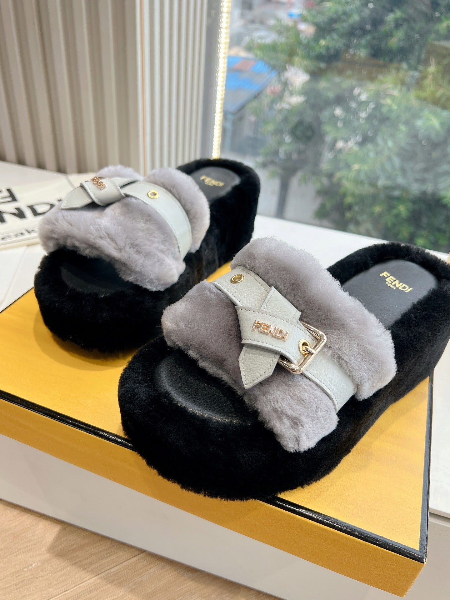 THICK-SOLDED SLIPPER IN PALE GRAY MIX BLACK LAMB FUR - 35