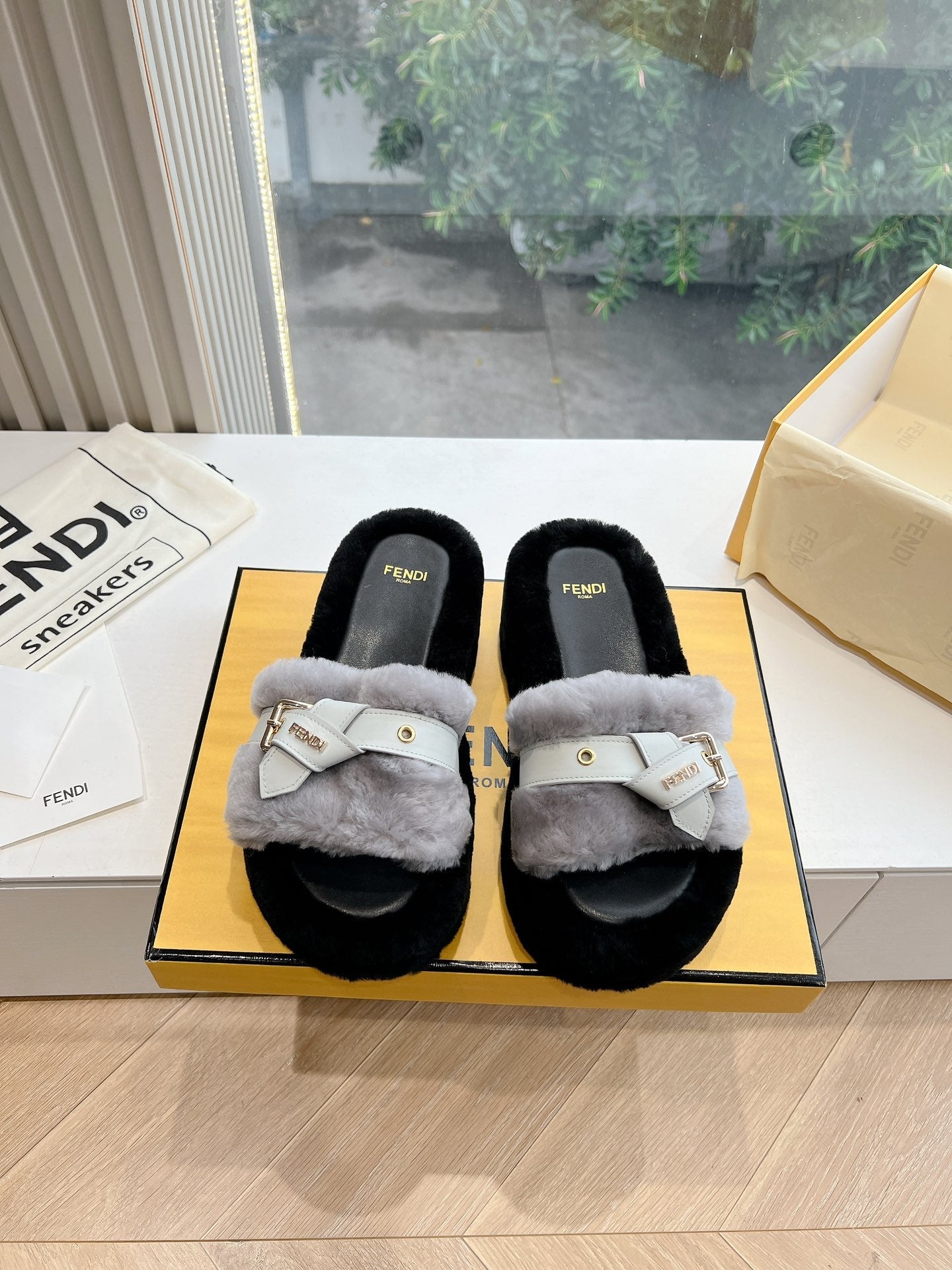 THICK-SOLDED SLIPPER IN PALE GRAY MIX BLACK LAMB FUR - 35