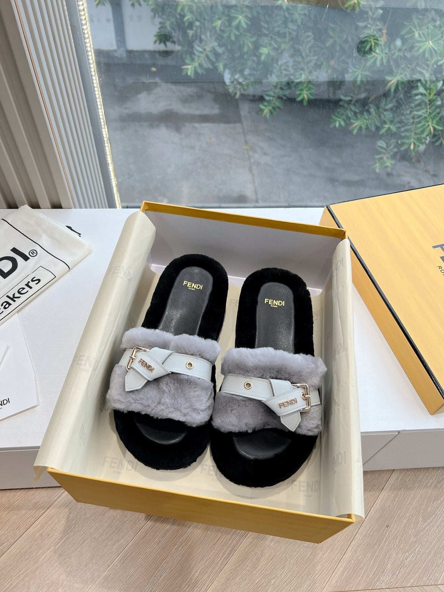 THICK-SOLDED SLIPPER IN PALE GRAY MIX BLACK LAMB FUR - 35