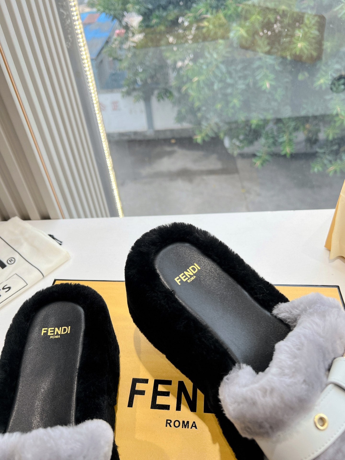 THICK-SOLDED SLIPPER IN PALE GRAY MIX BLACK LAMB FUR - 35