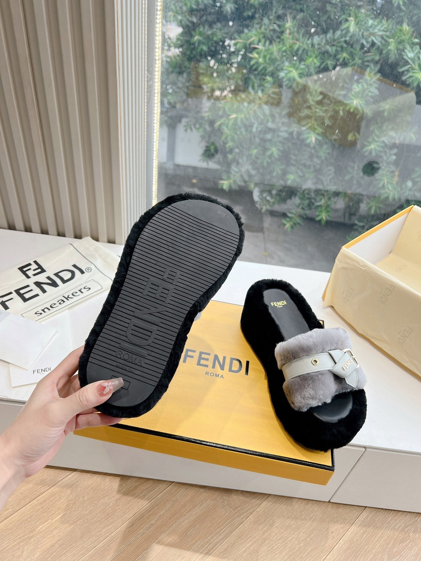 THICK-SOLDED SLIPPER IN PALE GRAY MIX BLACK LAMB FUR - 35
