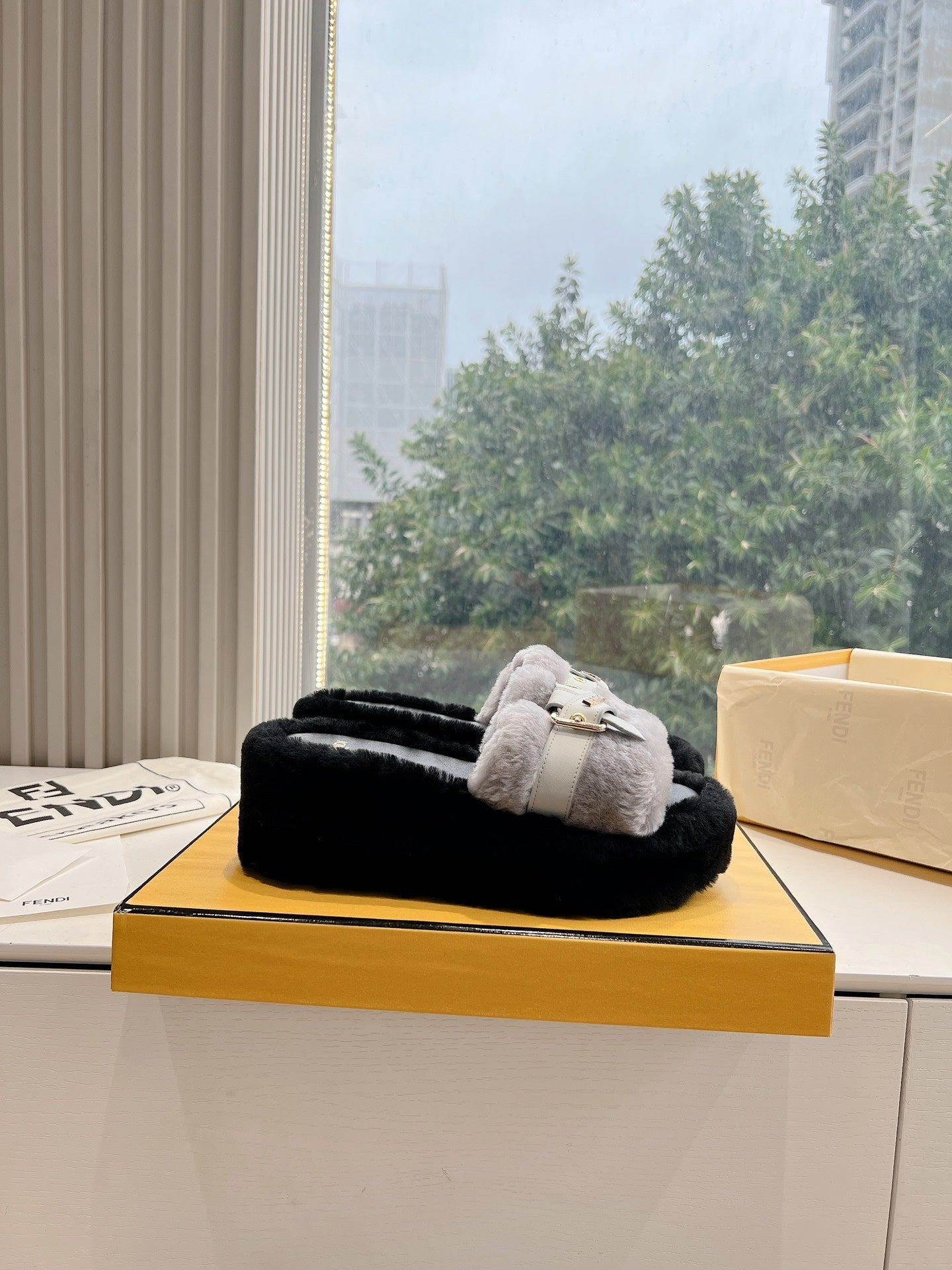THICK-SOLDED SLIPPER IN PALE GRAY MIX BLACK LAMB FUR - 35
