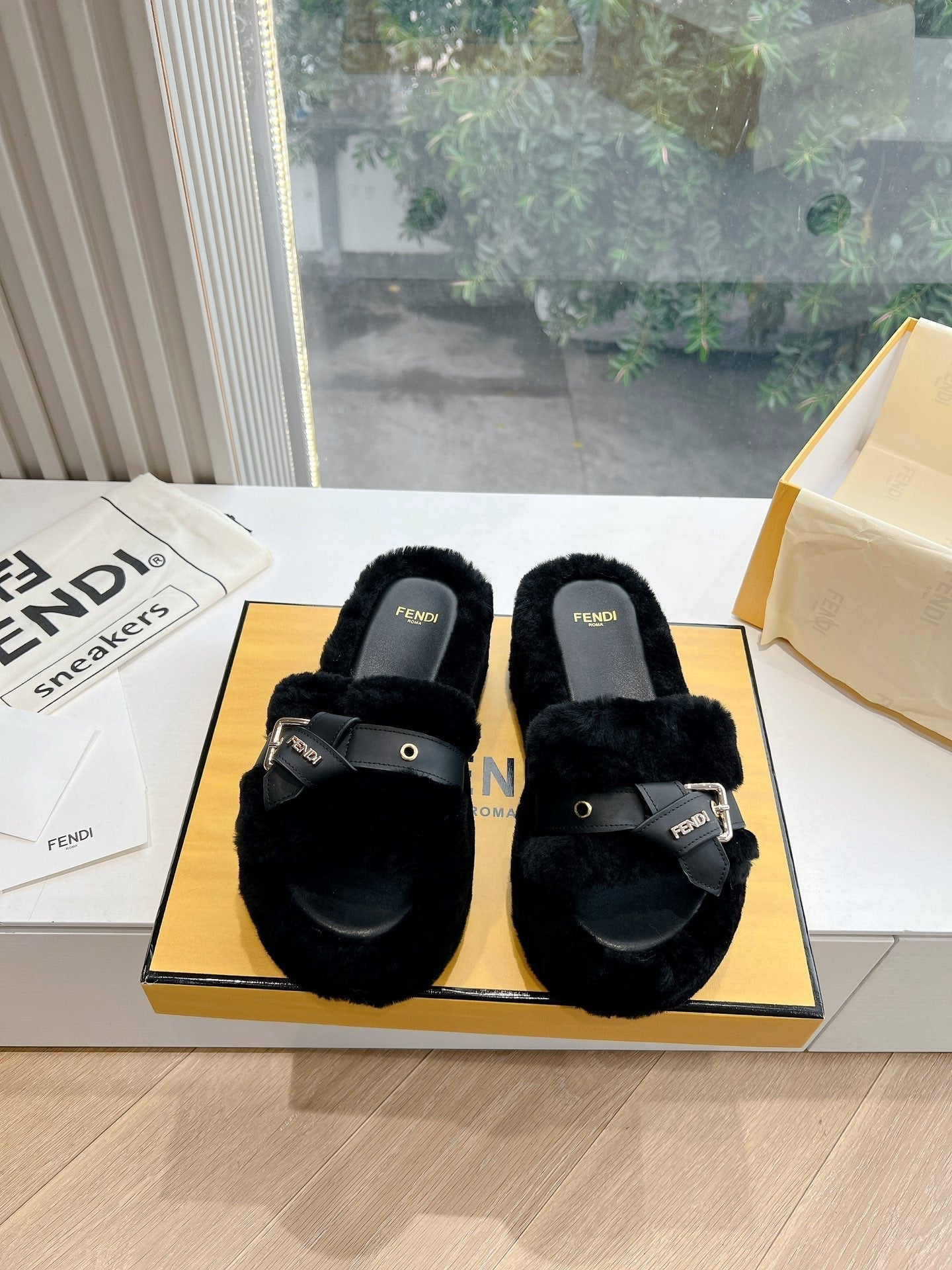 THICK-SOLDED SLIPPER IN BLACK LAMB FUR - 35