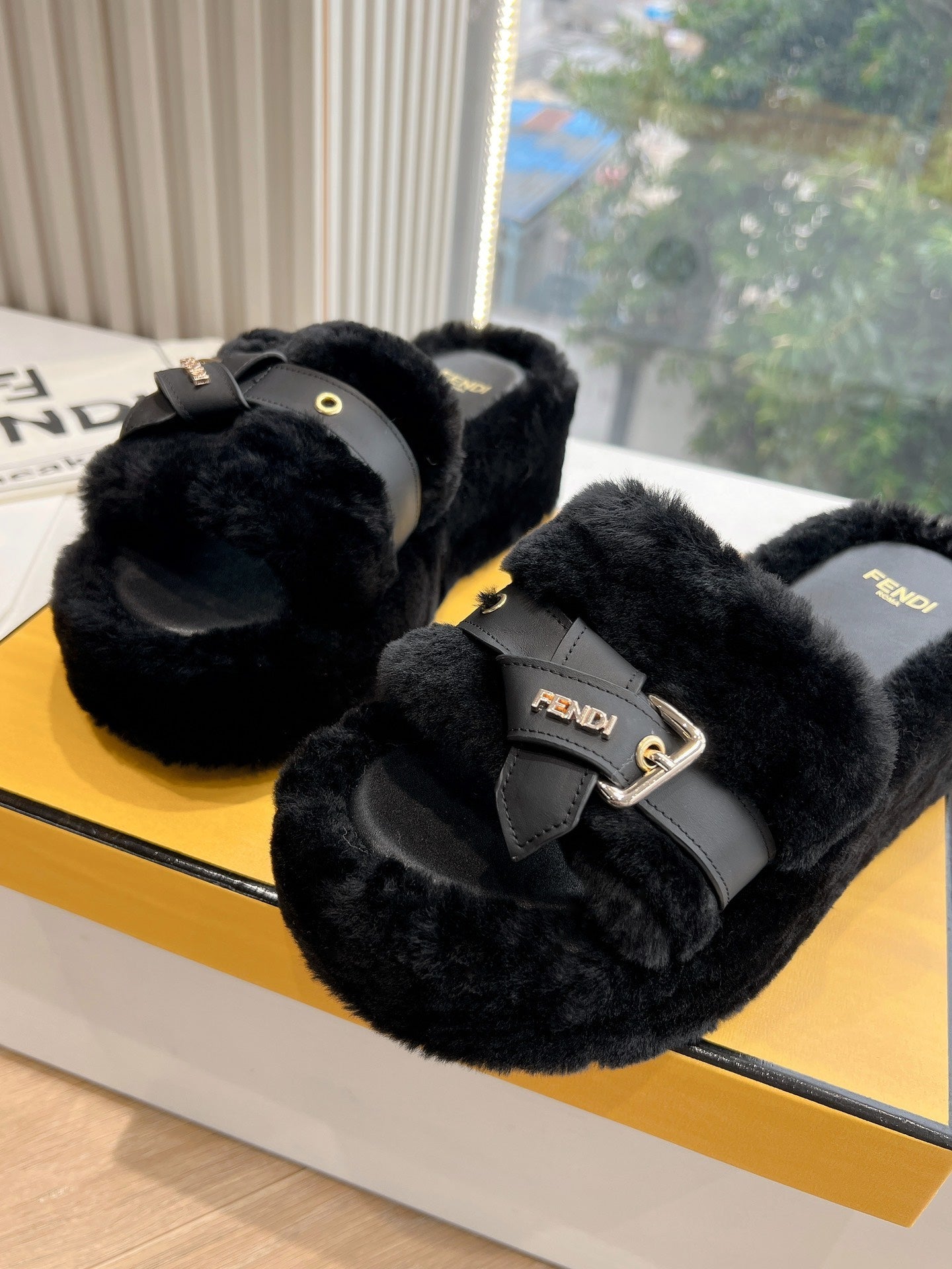 THICK-SOLDED SLIPPER IN BLACK LAMB FUR - 35