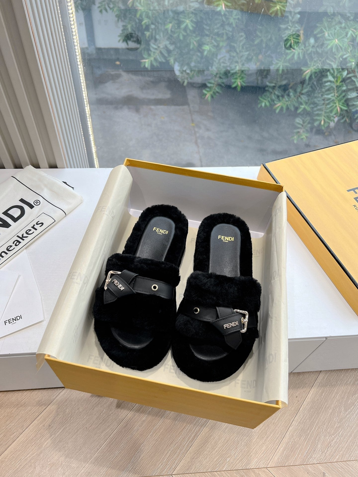 THICK-SOLDED SLIPPER IN BLACK LAMB FUR - 35