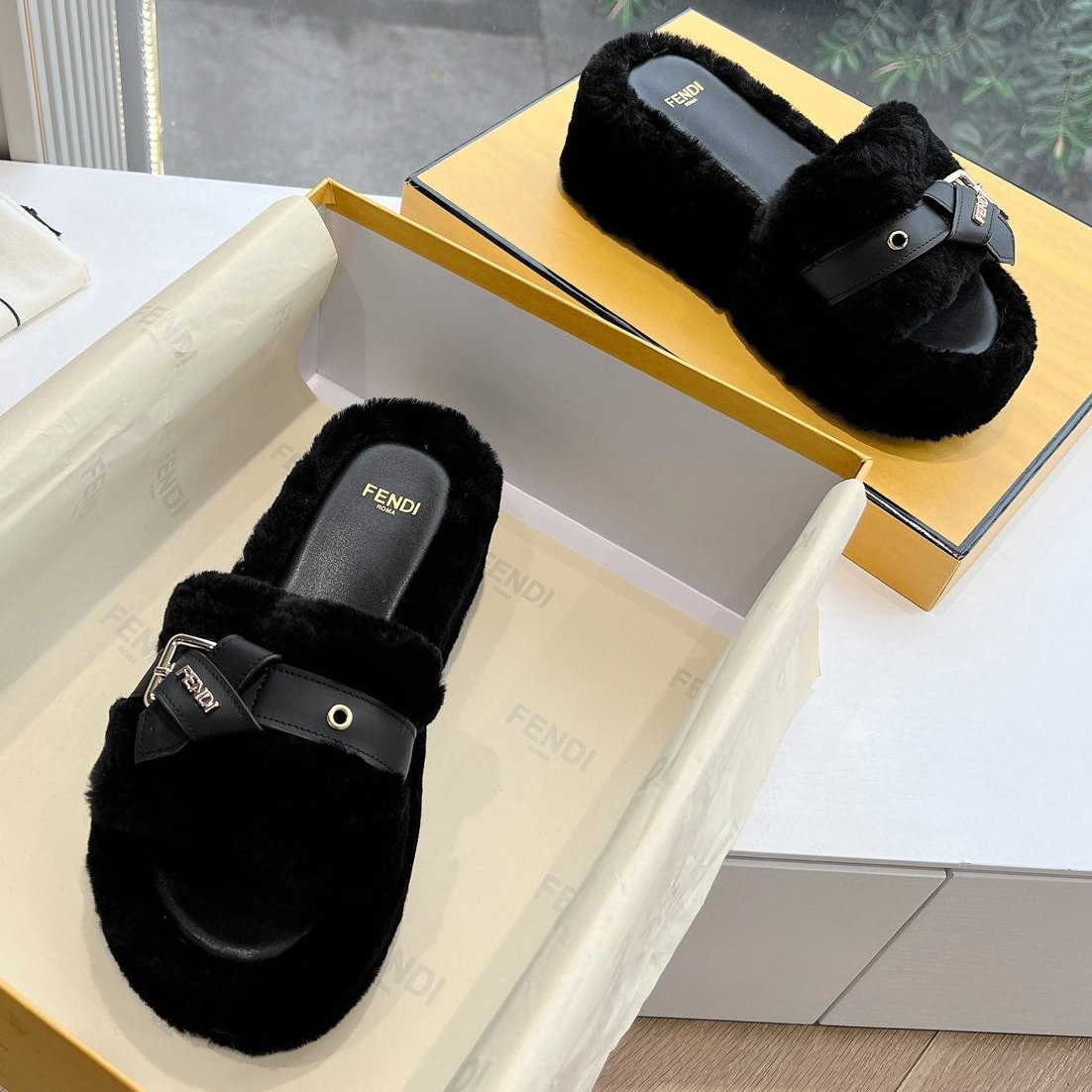 THICK-SOLDED SLIPPER IN BLACK LAMB FUR - 35