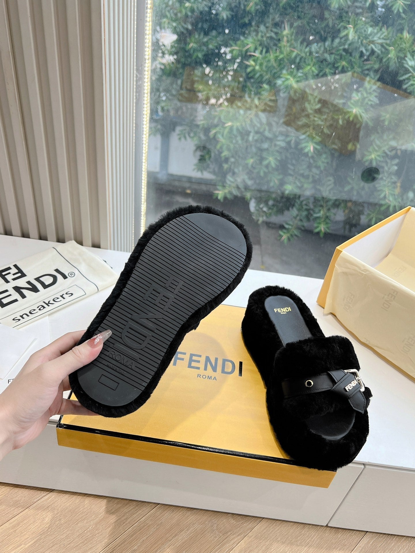 THICK-SOLDED SLIPPER IN BLACK LAMB FUR - 35
