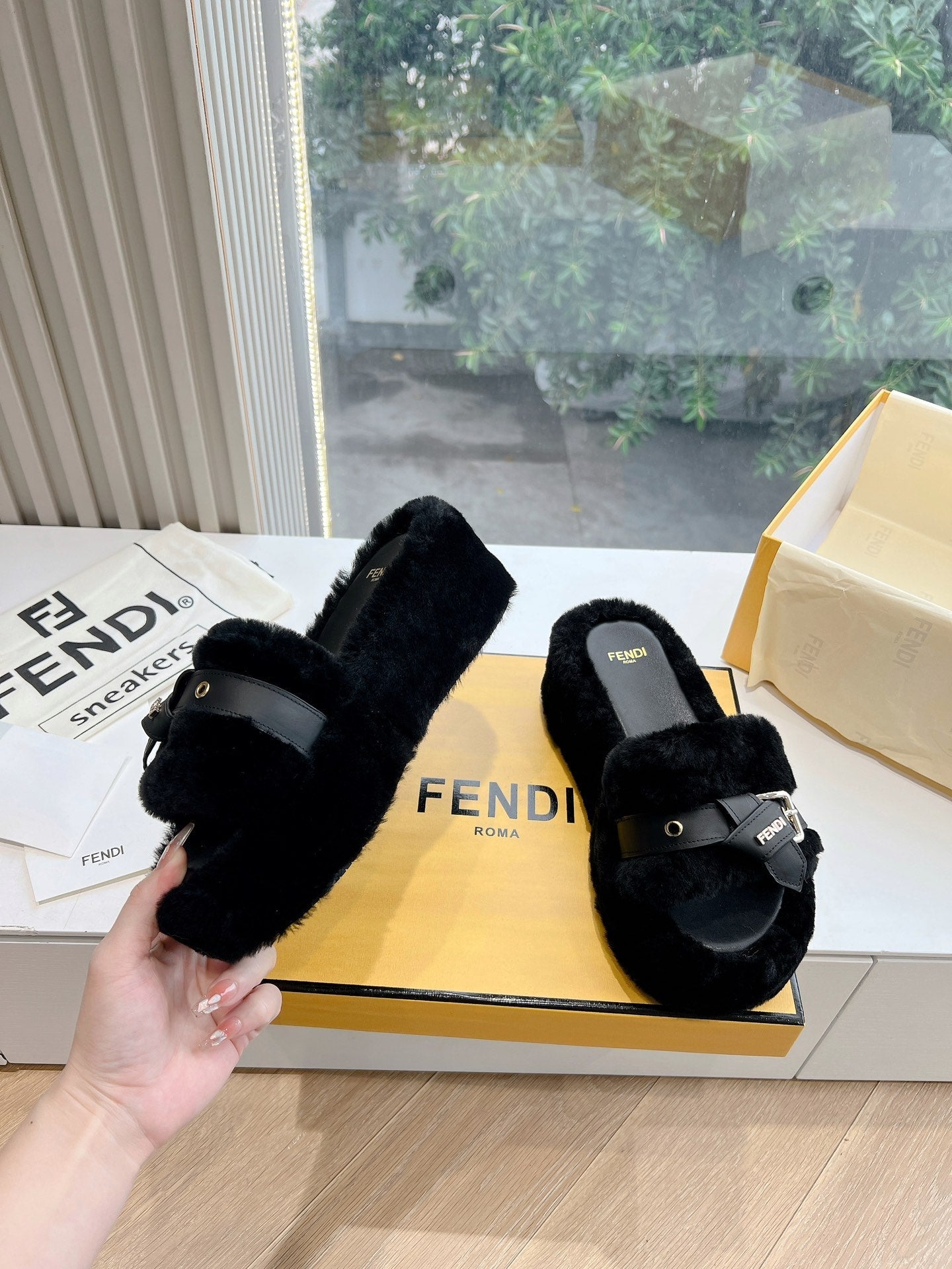 THICK-SOLDED SLIPPER IN BLACK LAMB FUR - 35