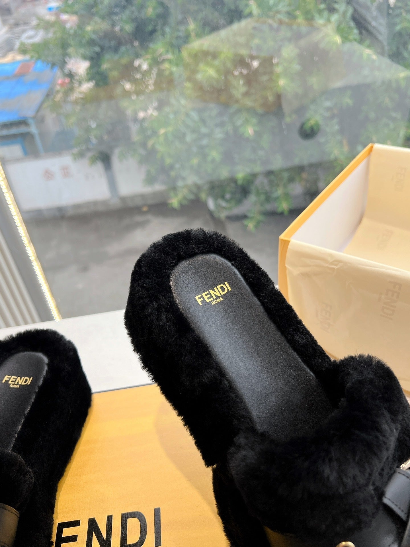 THICK-SOLDED SLIPPER IN BLACK LAMB FUR - 35