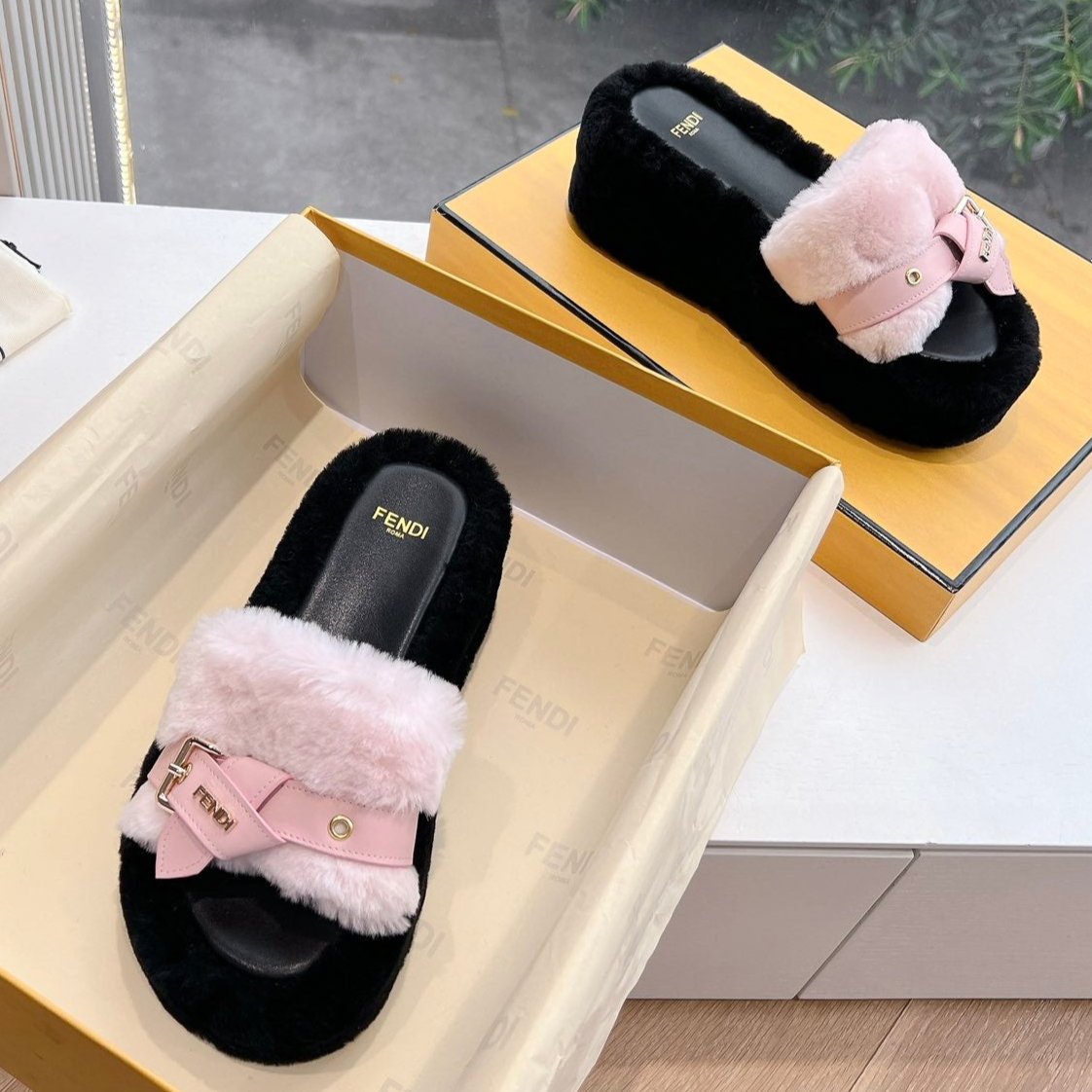 THICK-SOLDED SLIPPER IN BABY PINK MIX BLACK LAMB FUR - 35