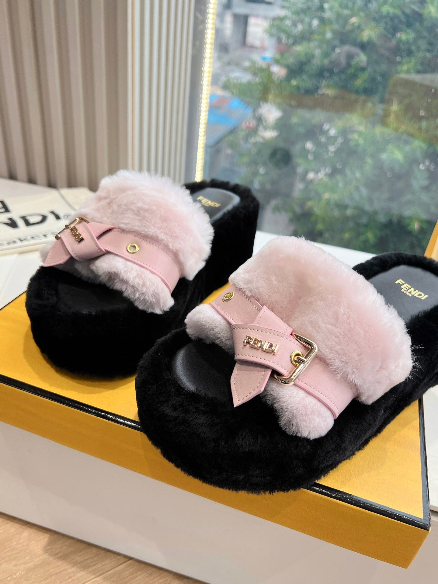 THICK-SOLDED SLIPPER IN BABY PINK MIX BLACK LAMB FUR - 35