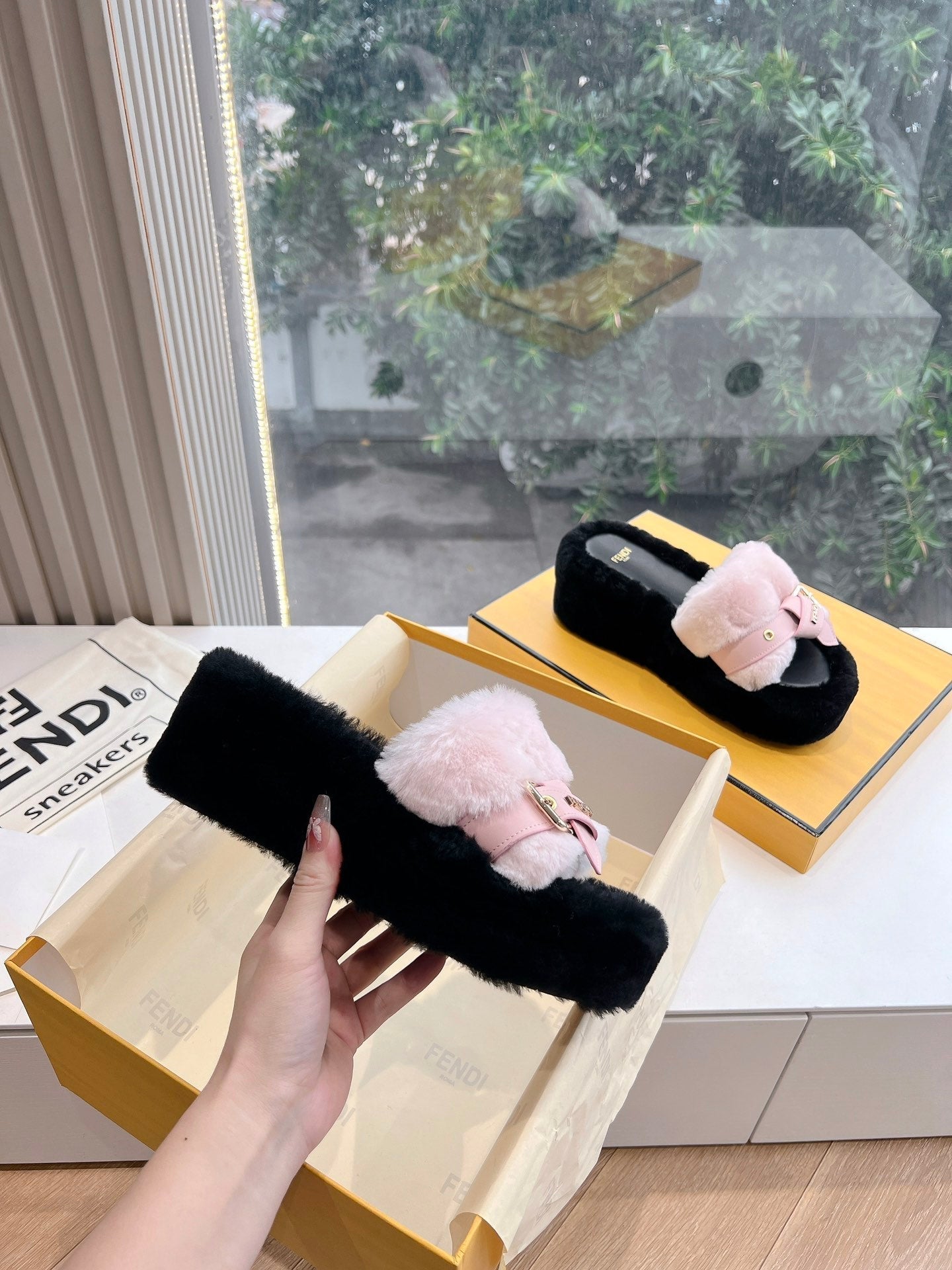 THICK-SOLDED SLIPPER IN BABY PINK MIX BLACK LAMB FUR - 35