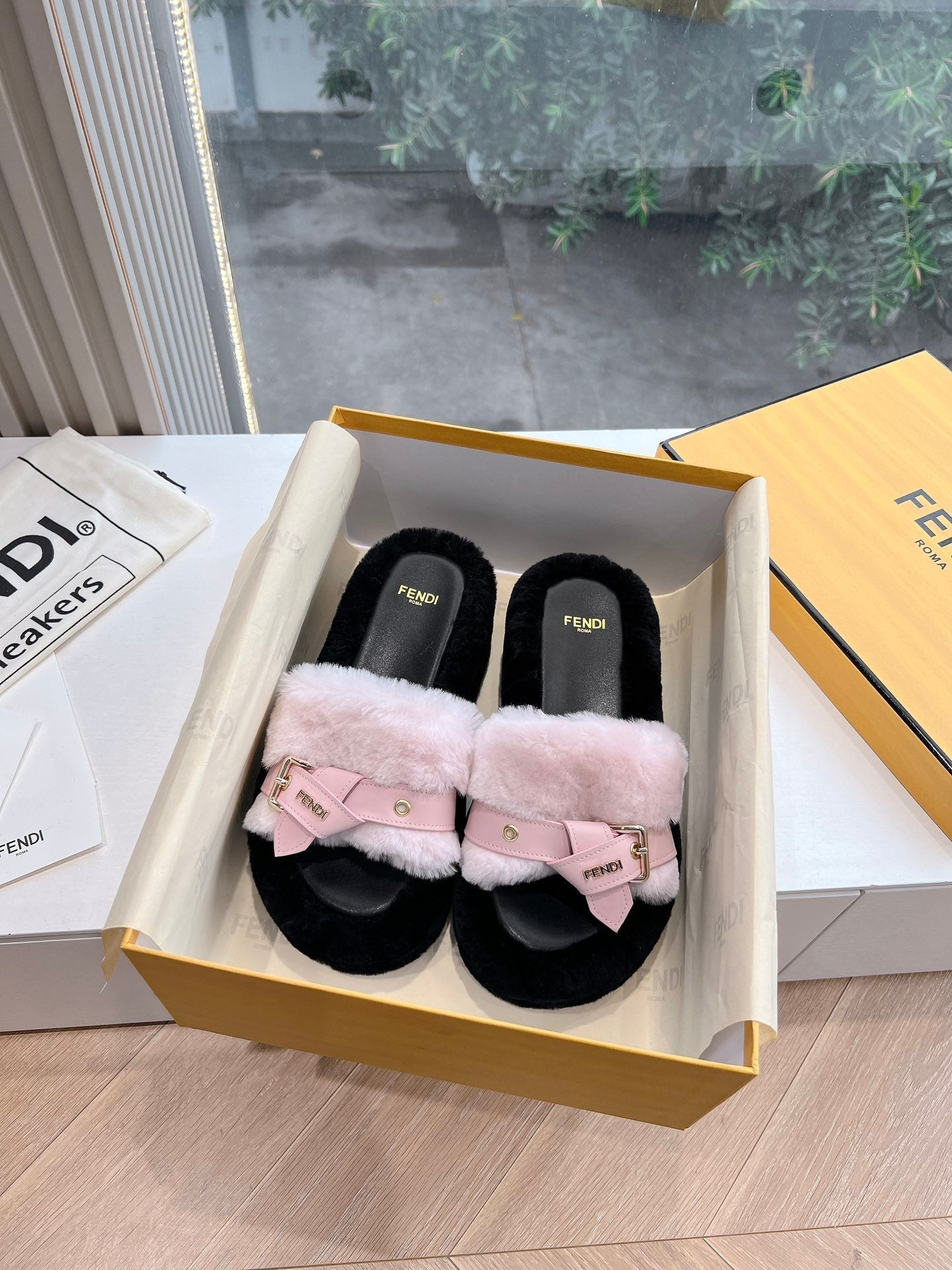THICK-SOLDED SLIPPER IN BABY PINK MIX BLACK LAMB FUR - 35