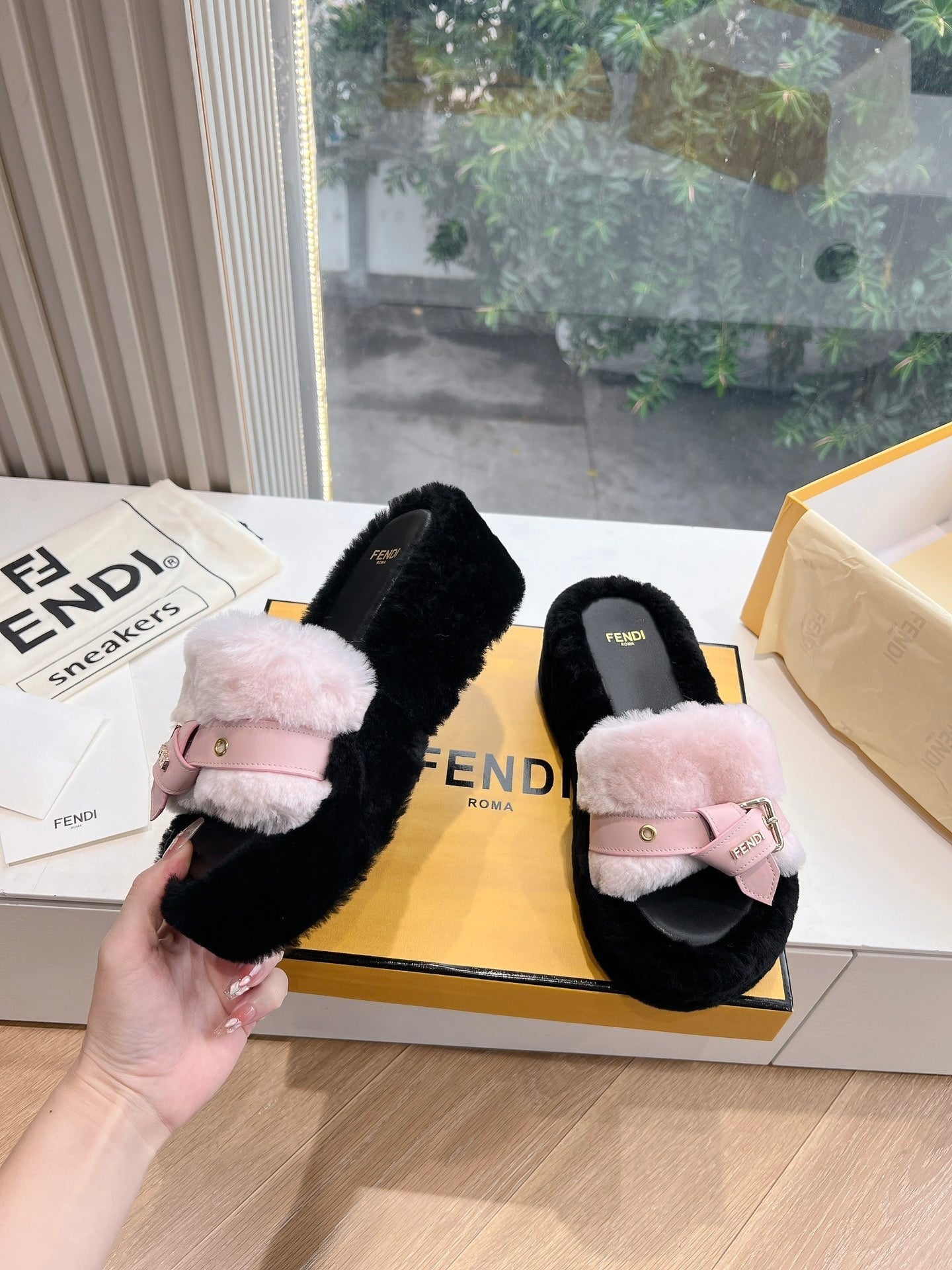 THICK-SOLDED SLIPPER IN BABY PINK MIX BLACK LAMB FUR - 35