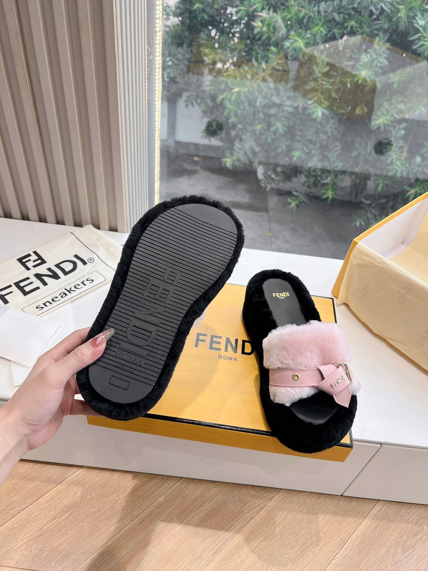THICK-SOLDED SLIPPER IN BABY PINK MIX BLACK LAMB FUR - 35
