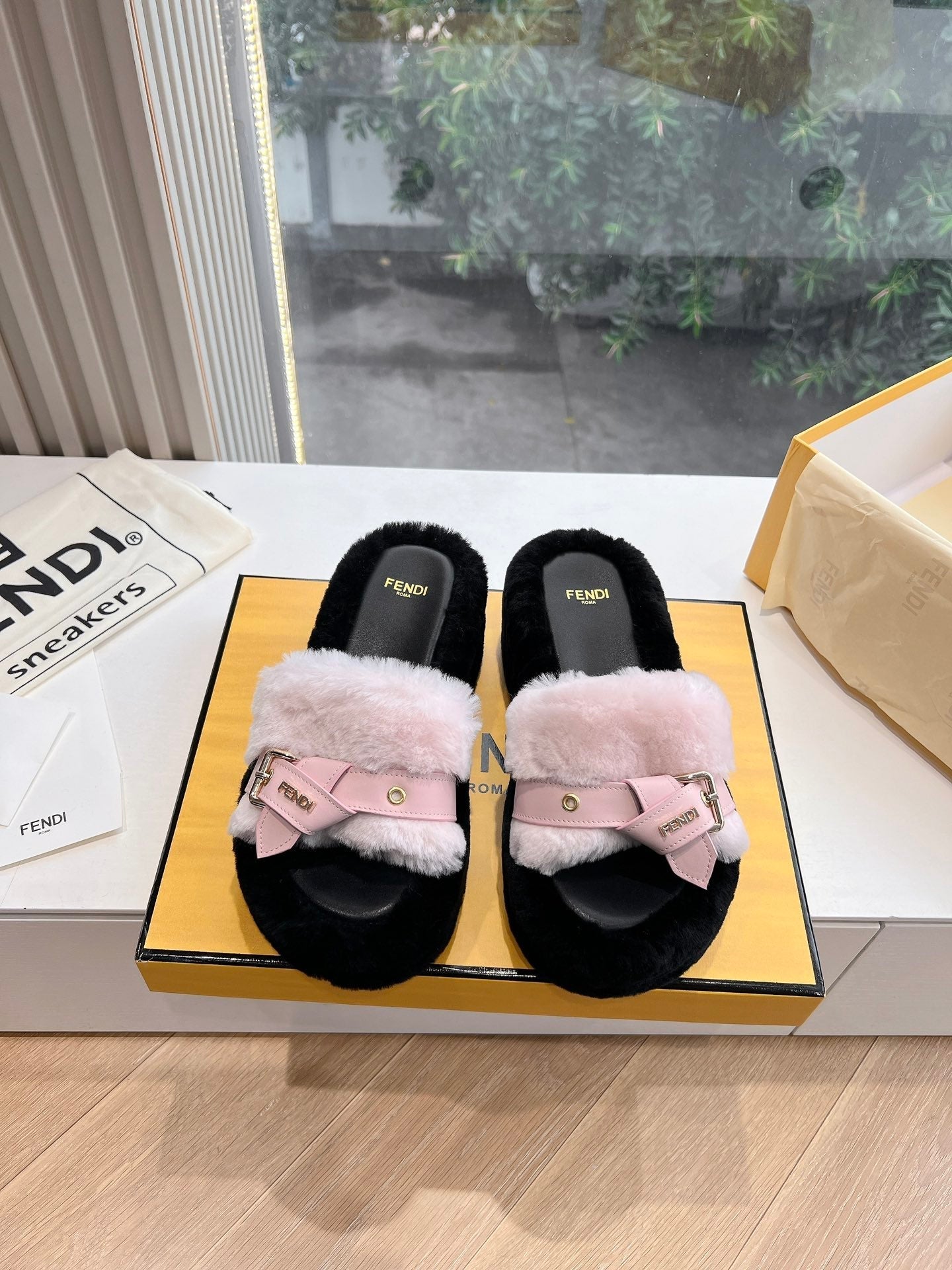 THICK-SOLDED SLIPPER IN BABY PINK MIX BLACK LAMB FUR - 35