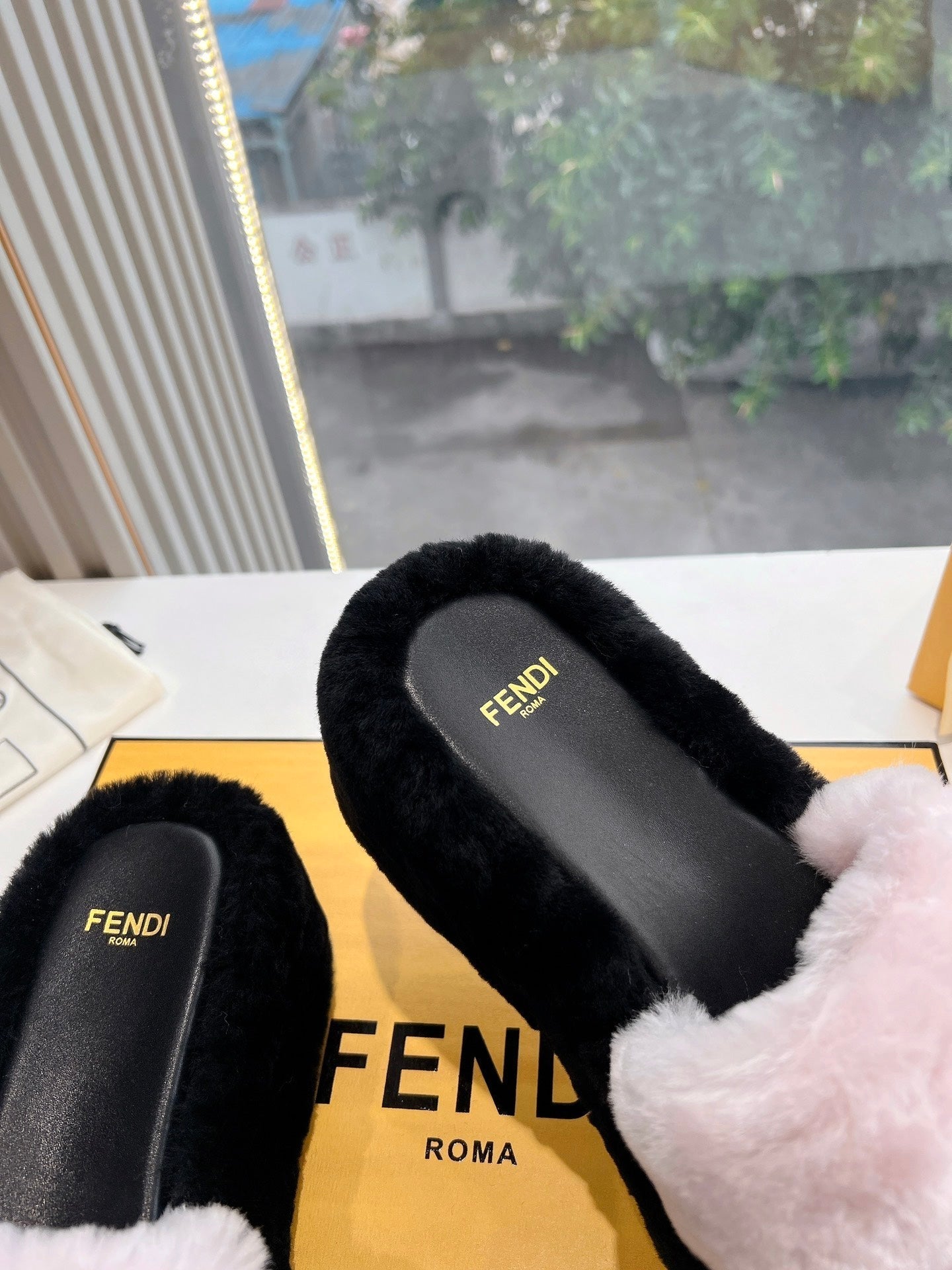 THICK-SOLDED SLIPPER IN BABY PINK MIX BLACK LAMB FUR - 35