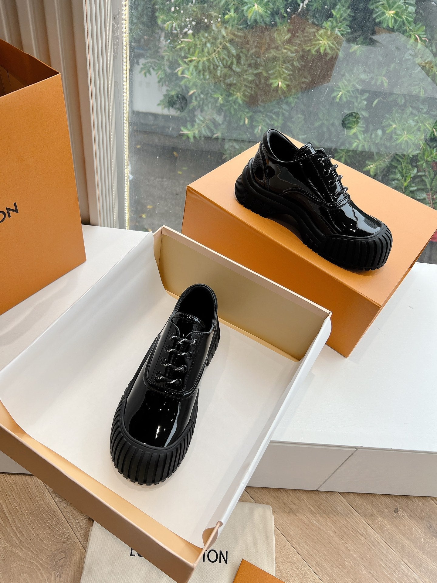 LV ARCHLIGHT SKATE SNEAKER IN BLACK GLOSSY CALFSKIN - 35