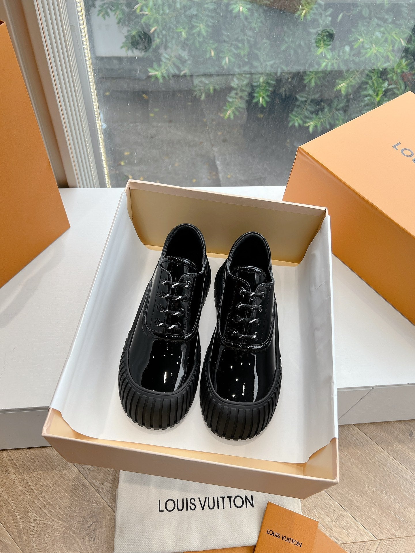 LV ARCHLIGHT SKATE SNEAKER IN BLACK GLOSSY CALFSKIN - 35