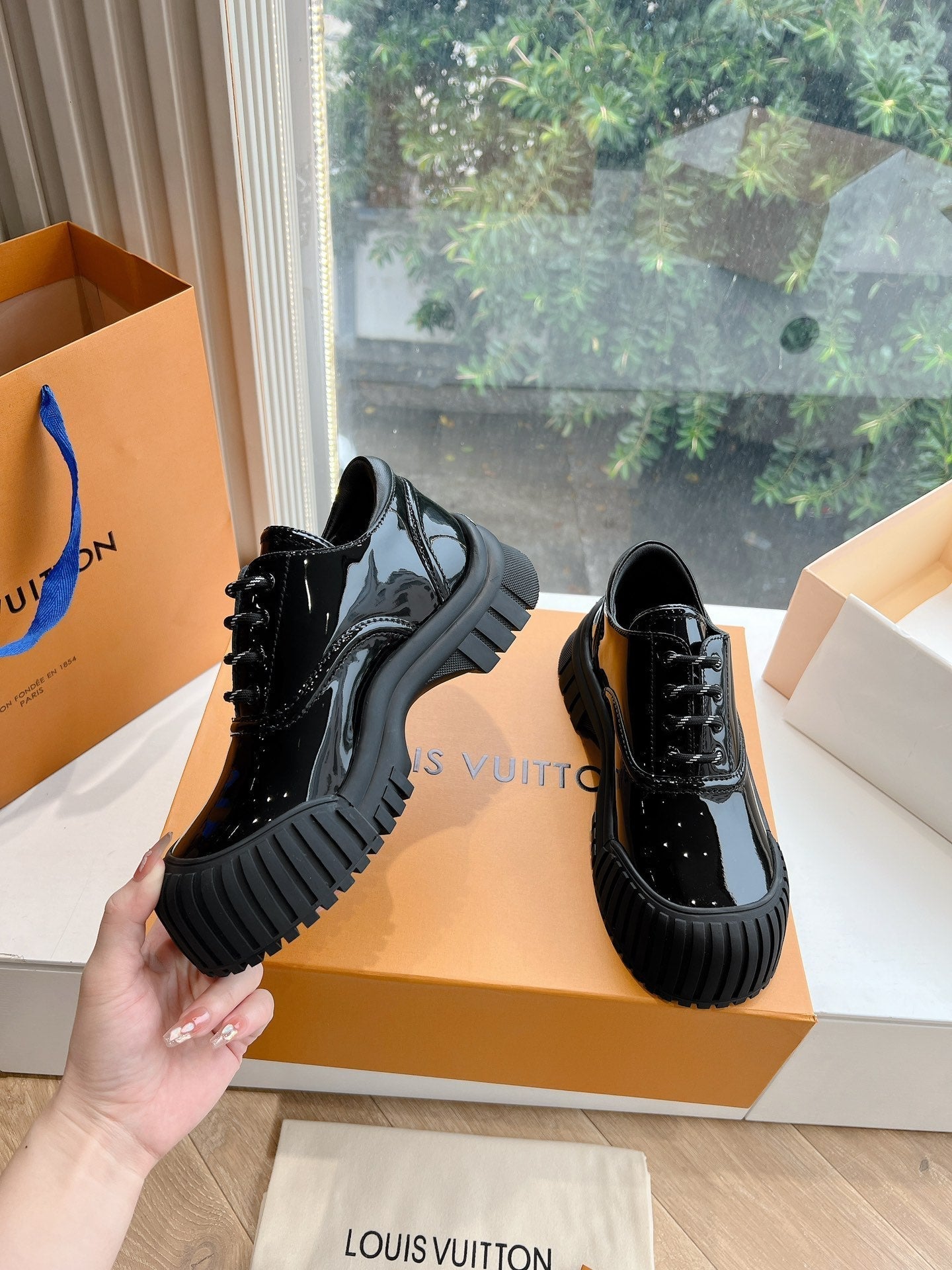 LV ARCHLIGHT SKATE SNEAKER IN BLACK GLOSSY CALFSKIN - 35