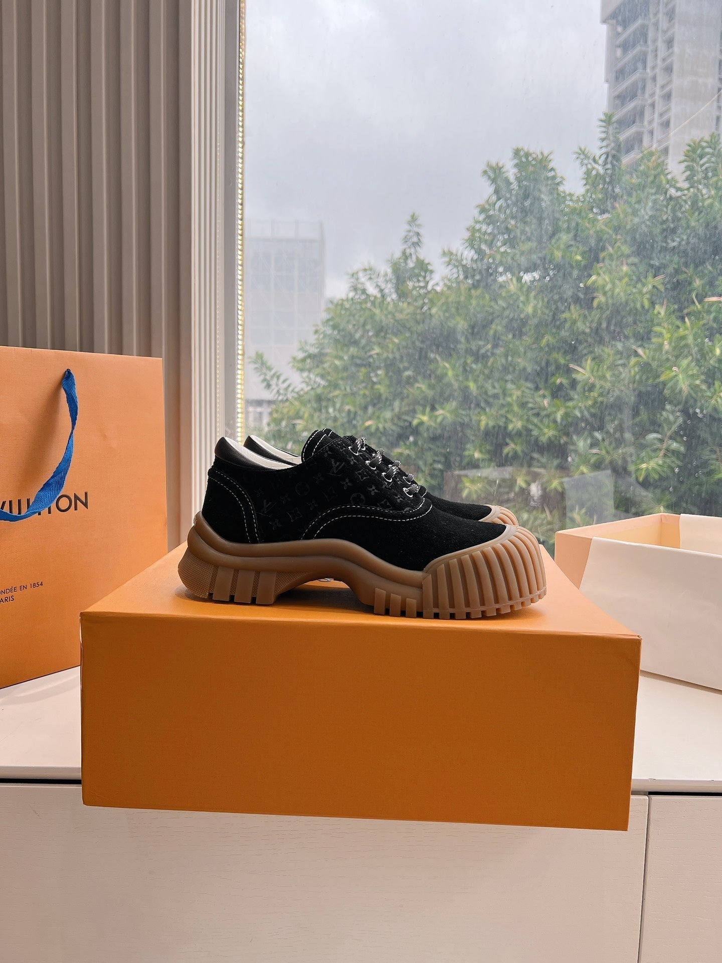 LV ARCHLIGHT SKATE SNEAKER IN BLACK EMBOSSED SUEDE - 35