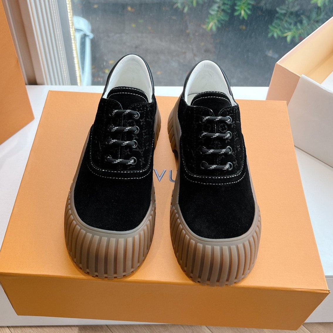 LV ARCHLIGHT SKATE SNEAKER IN BLACK EMBOSSED SUEDE - 35