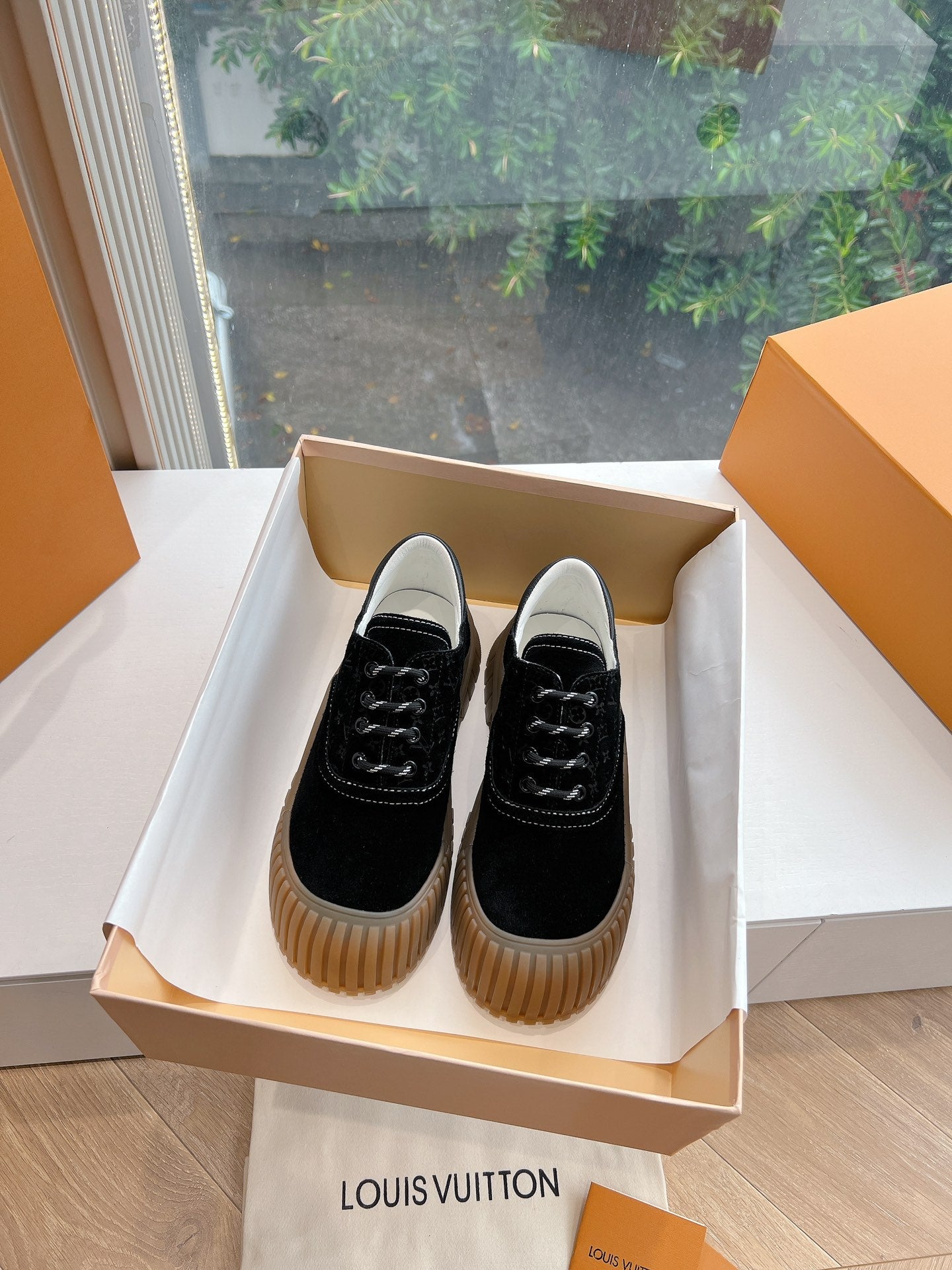 LV ARCHLIGHT SKATE SNEAKER IN BLACK EMBOSSED SUEDE - 35
