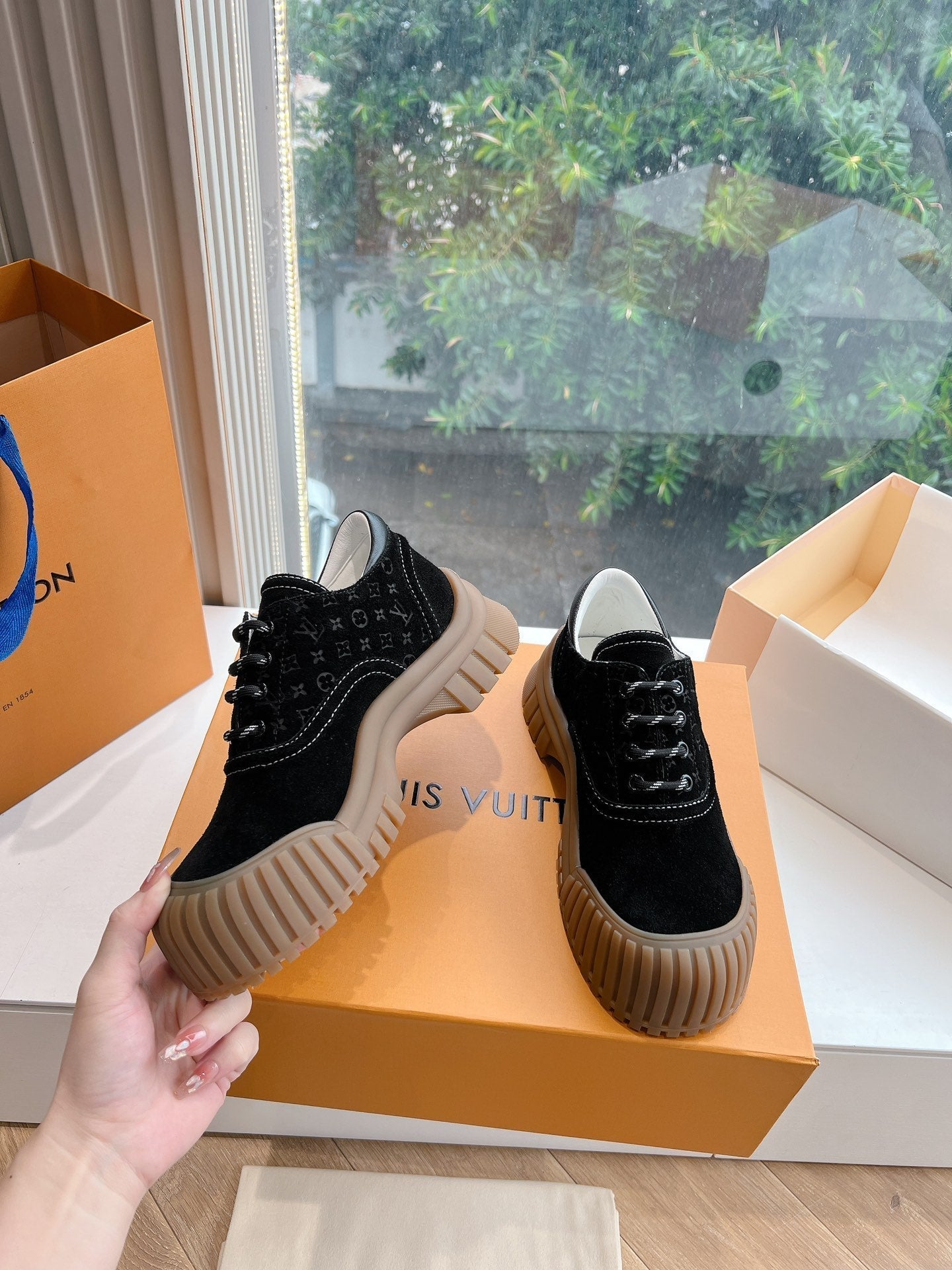 LV ARCHLIGHT SKATE SNEAKER IN BLACK EMBOSSED SUEDE - 35
