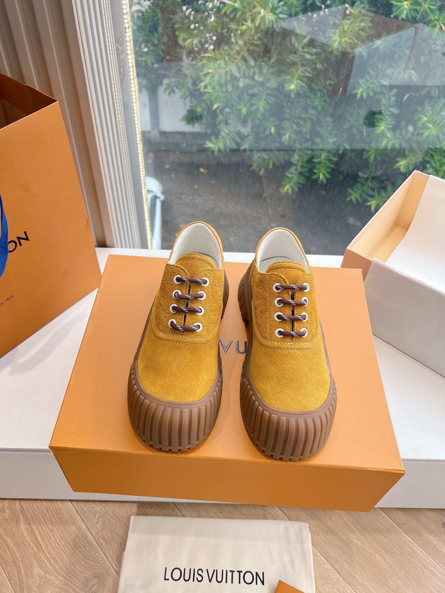 LV ARCHLIGHT SKATE SNEAKER IN HARVEST GOLD EMBOSSED SUEDE - 35